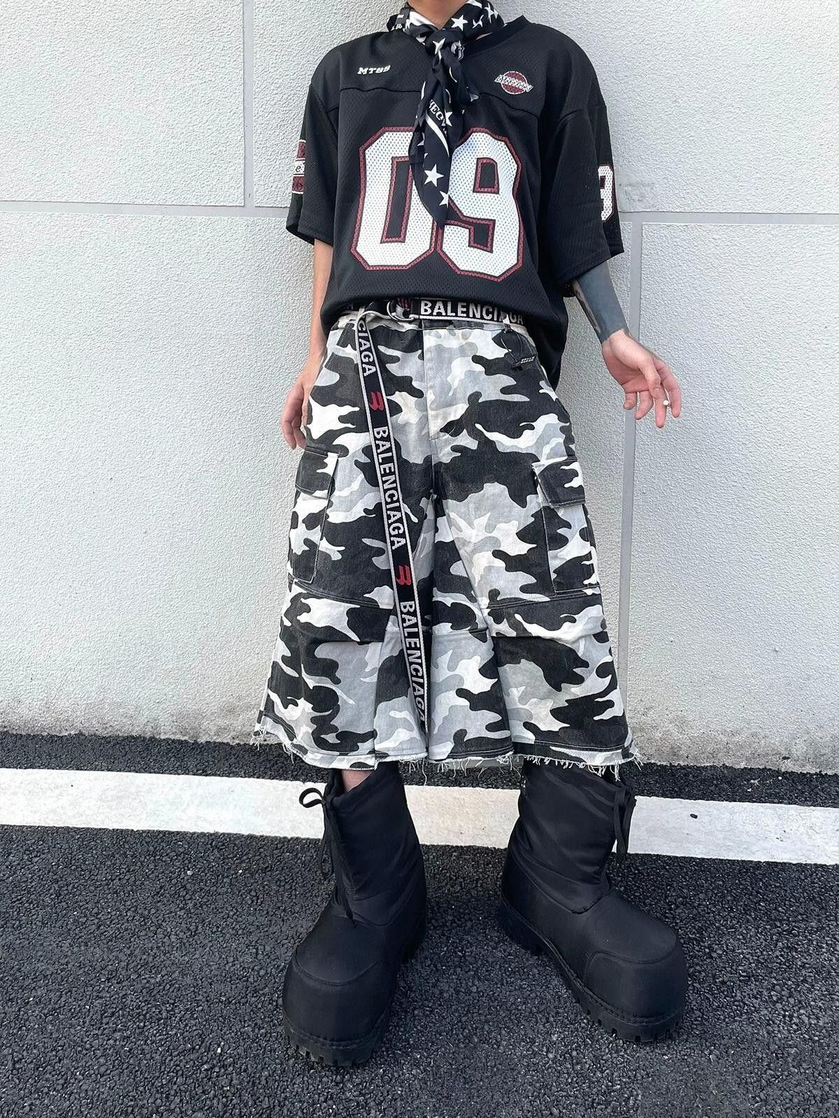 Other Black White Camouflage Cargo Jorts Size 30" / US 8 / IT 44 - 2 Thumbnail