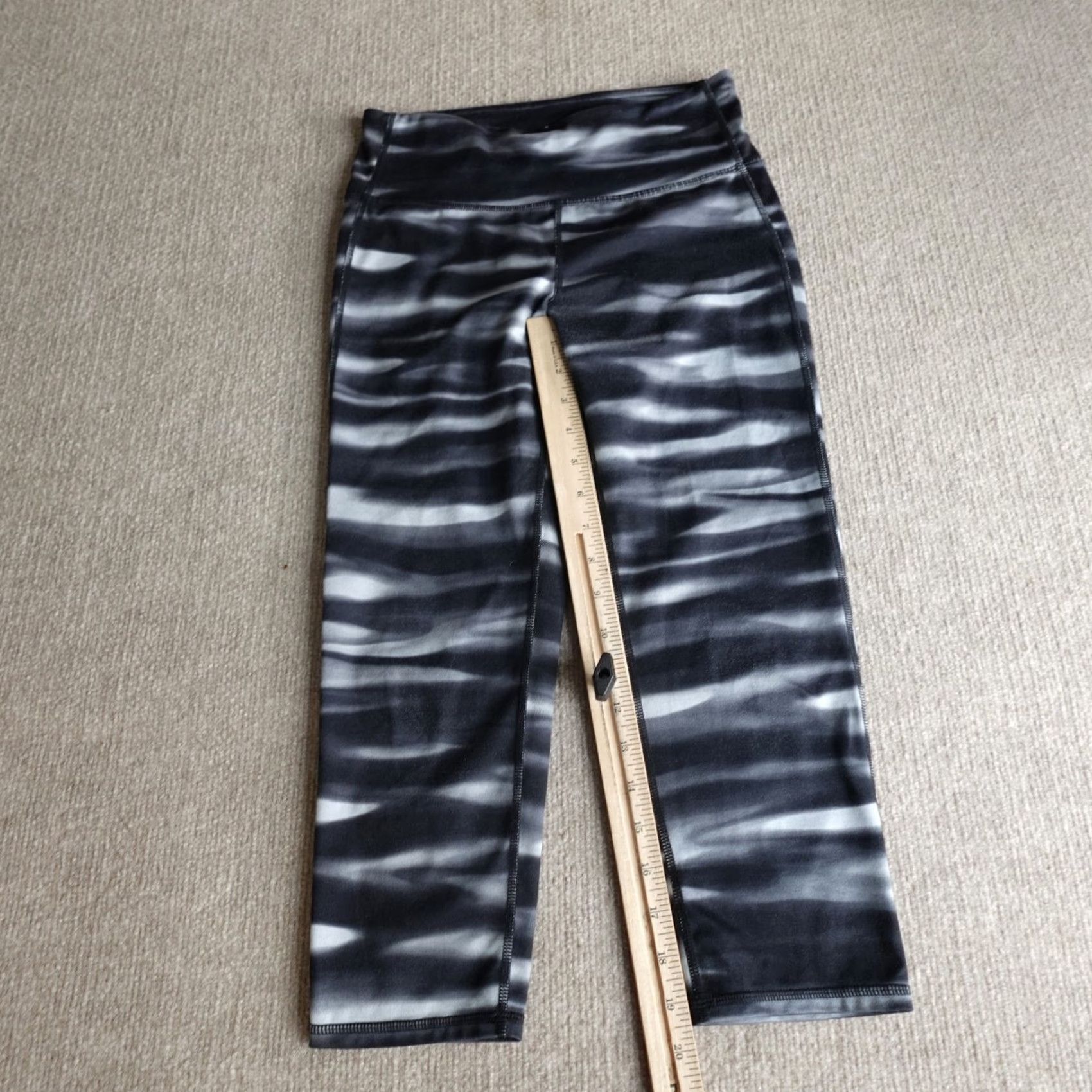 Athleta Athleta Chaturanga Capri Leggings Small Black White Striped High Rise H2O Size 28" / US 6 / IT 42 - 3 Thumbnail