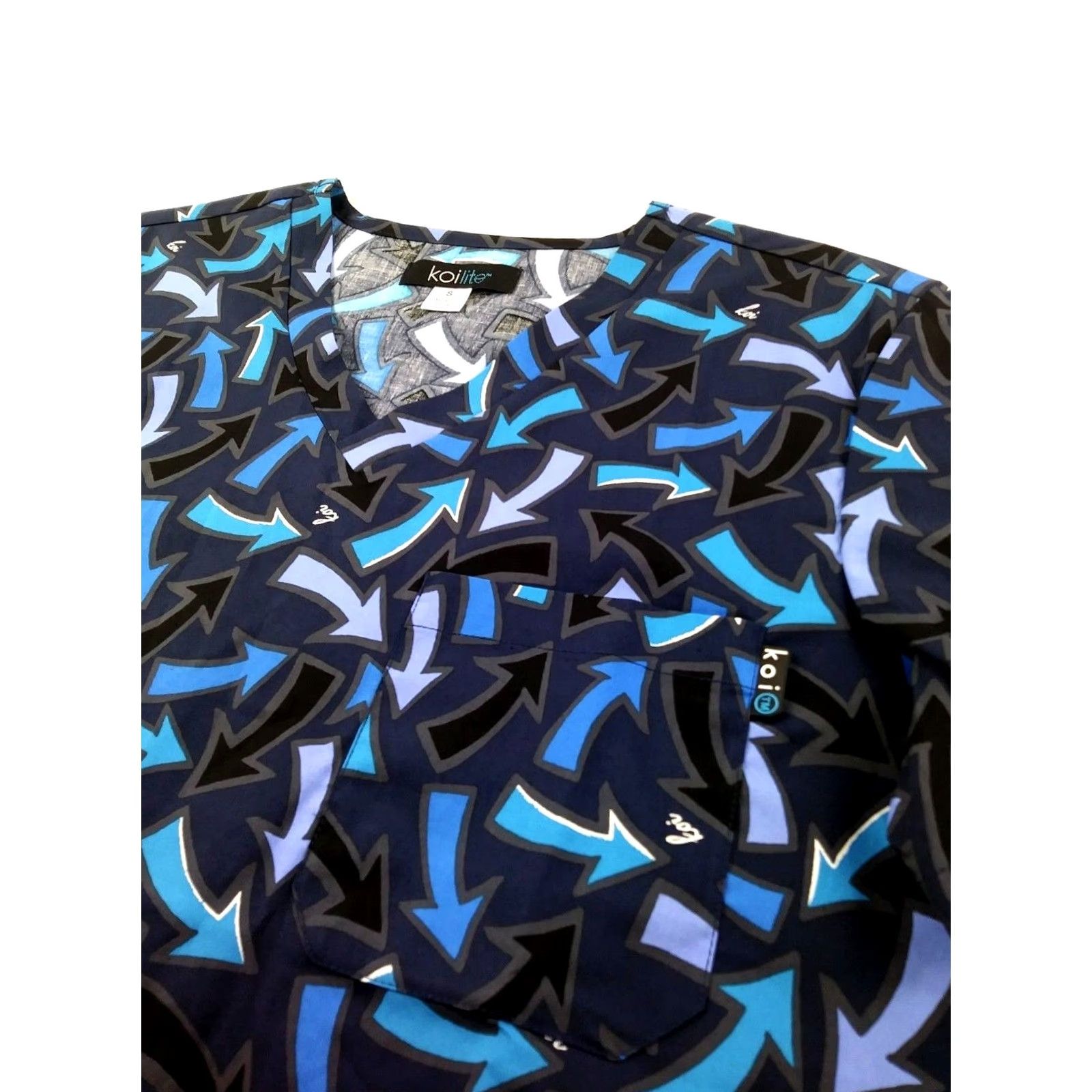 Koio Koi Lite Scrub Top Womens Small Ashton Blue 329PR-WCW New Shirt Women S Blue patterned Cotton Blend pockets 21" pit to pit 27" top to bottom Size S / US 4 / IT 40 - 3 Thumbnail