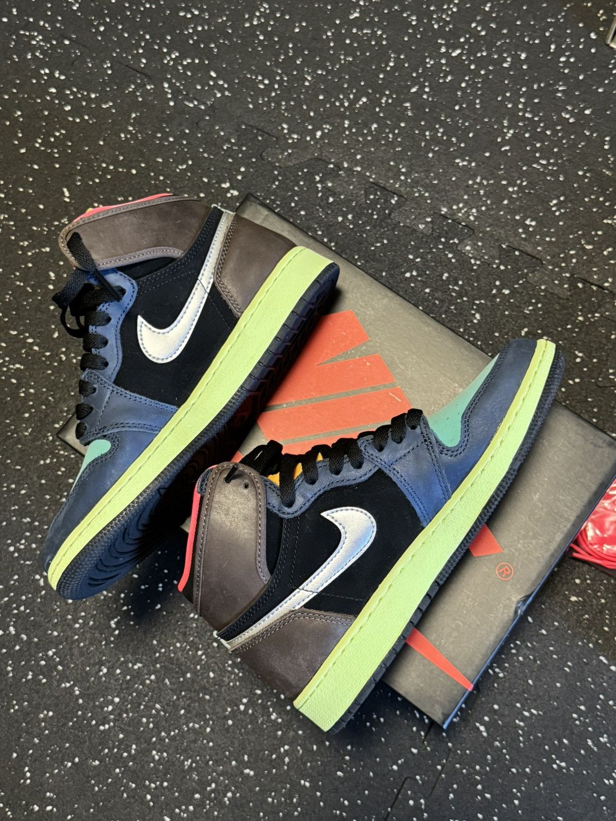 Jordan Brand × Nike Jordan 1 High Tokyo Bio Hack Kids brown orange pink 5.5Y Size US 5.5 / EU 38 - 5 Thumbnail