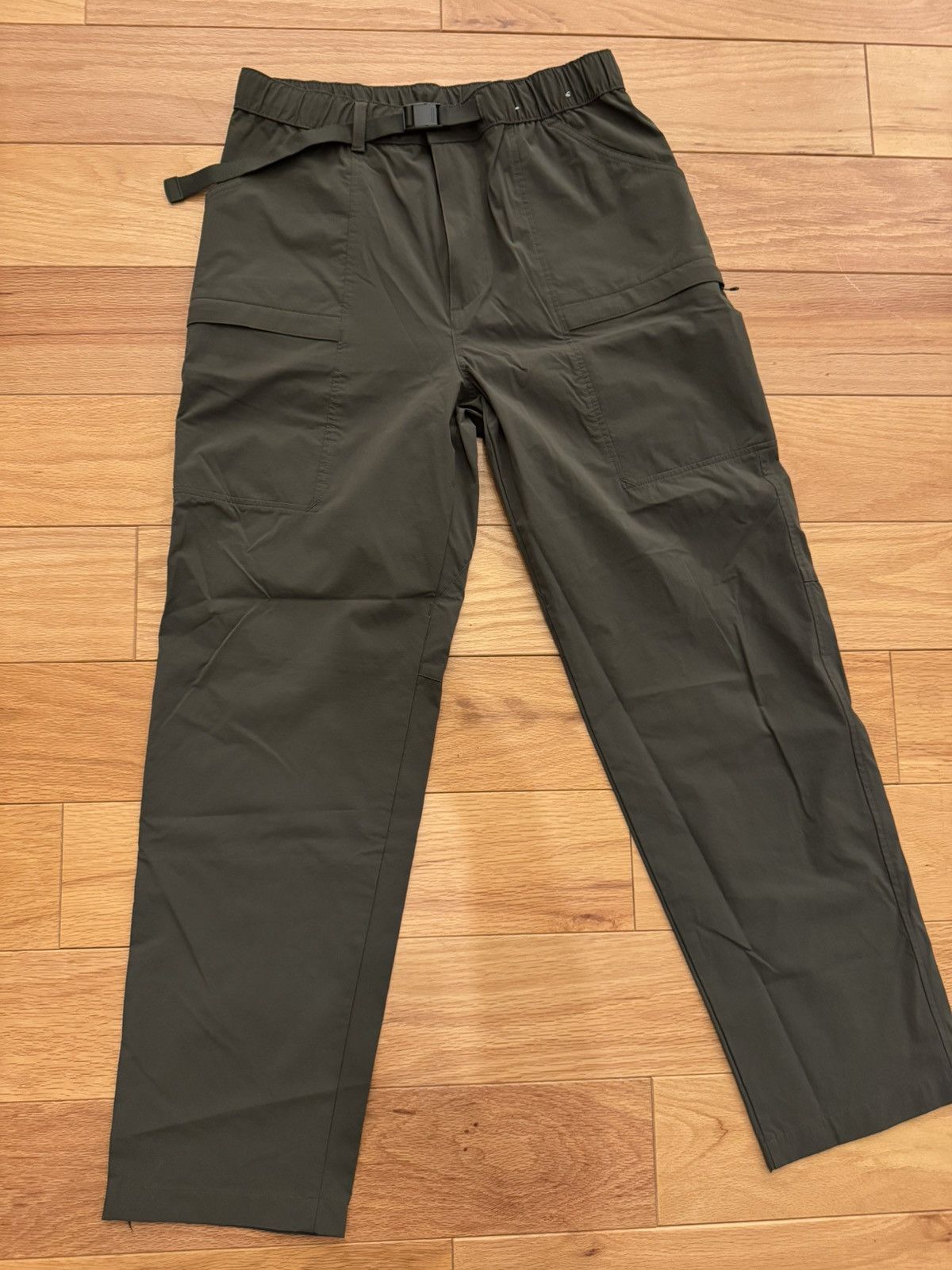Uniqlo Uniqlo Utility Tech Pants – Nylon Stretch, Olive (M / 30–33) Size US 34 / EU 50 - 1 Thumbnail