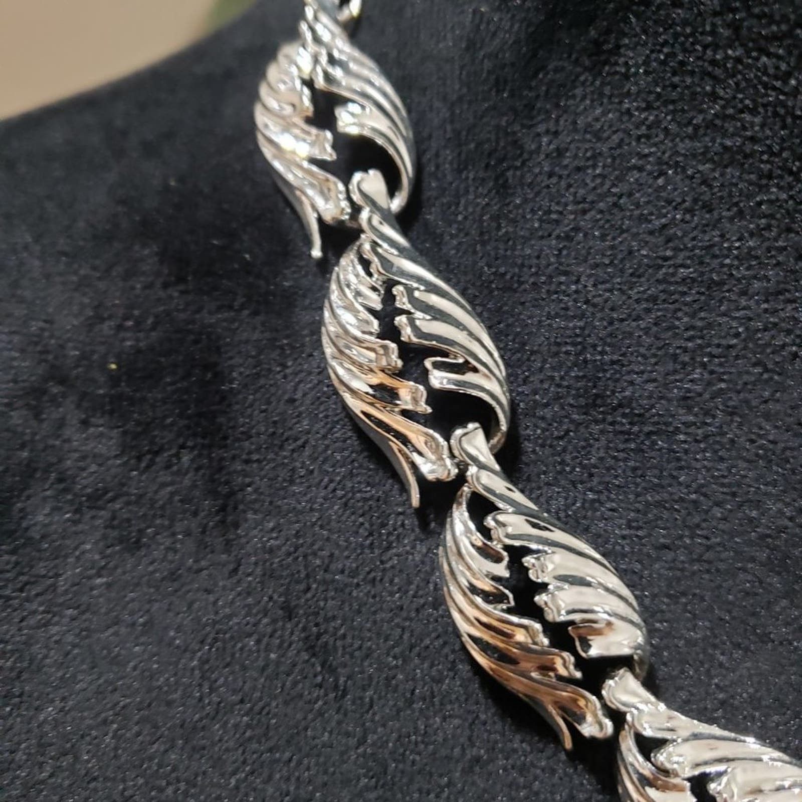 Other Vintage Women Silver Tone Curved Textured Leaf Link Necklace Size ONE SIZE - 5 Thumbnail