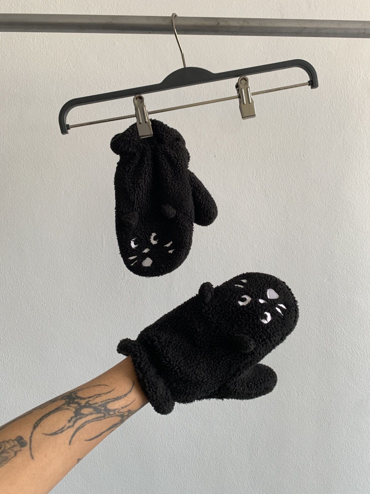 Ne-Net Ne-net Fuzzy Cat Gloves by Issey Miyake Size ONE SIZE - 9 Thumbnail