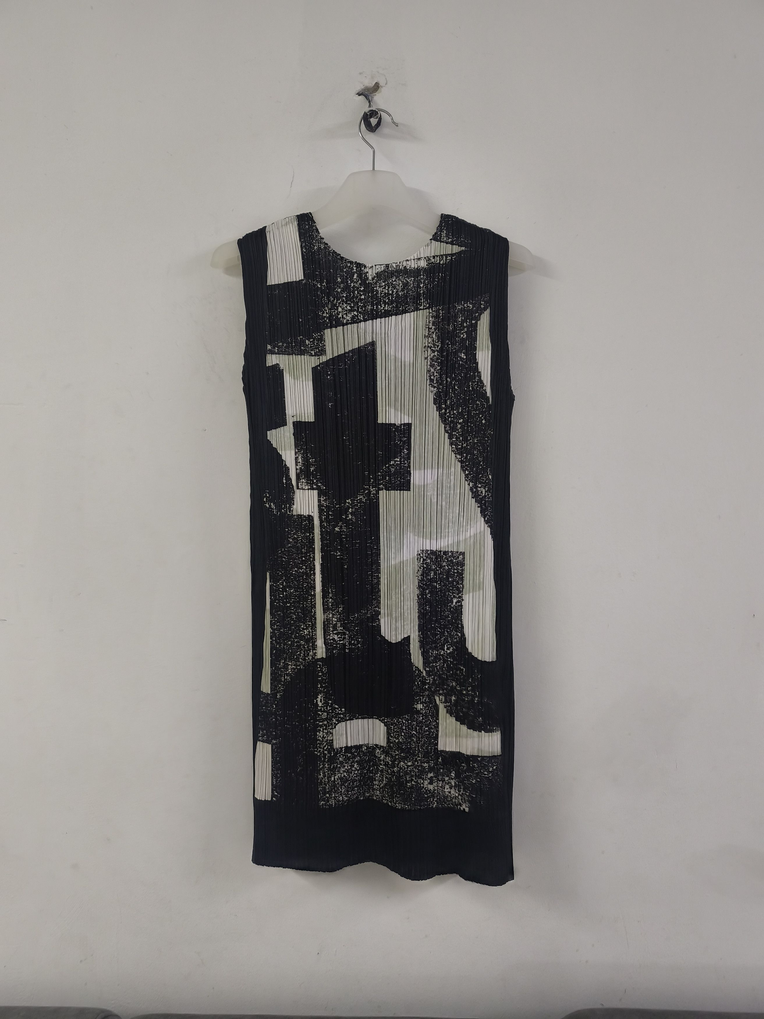 Pleats Please Issey Miyake "RARE" Pleats Please Issey Miyake Graphic Art-Print Dress Size M / US 6-8 / IT 42-44 - 2 Thumbnail
