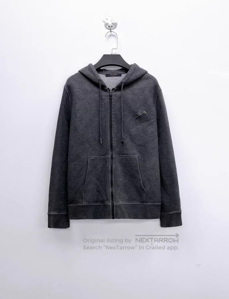 Louis Vuitton Louis Vuitton Grey Metallic Pin Instruction Book logo Zip Size US S / EU 44-46 / 1 - 1 Thumbnail