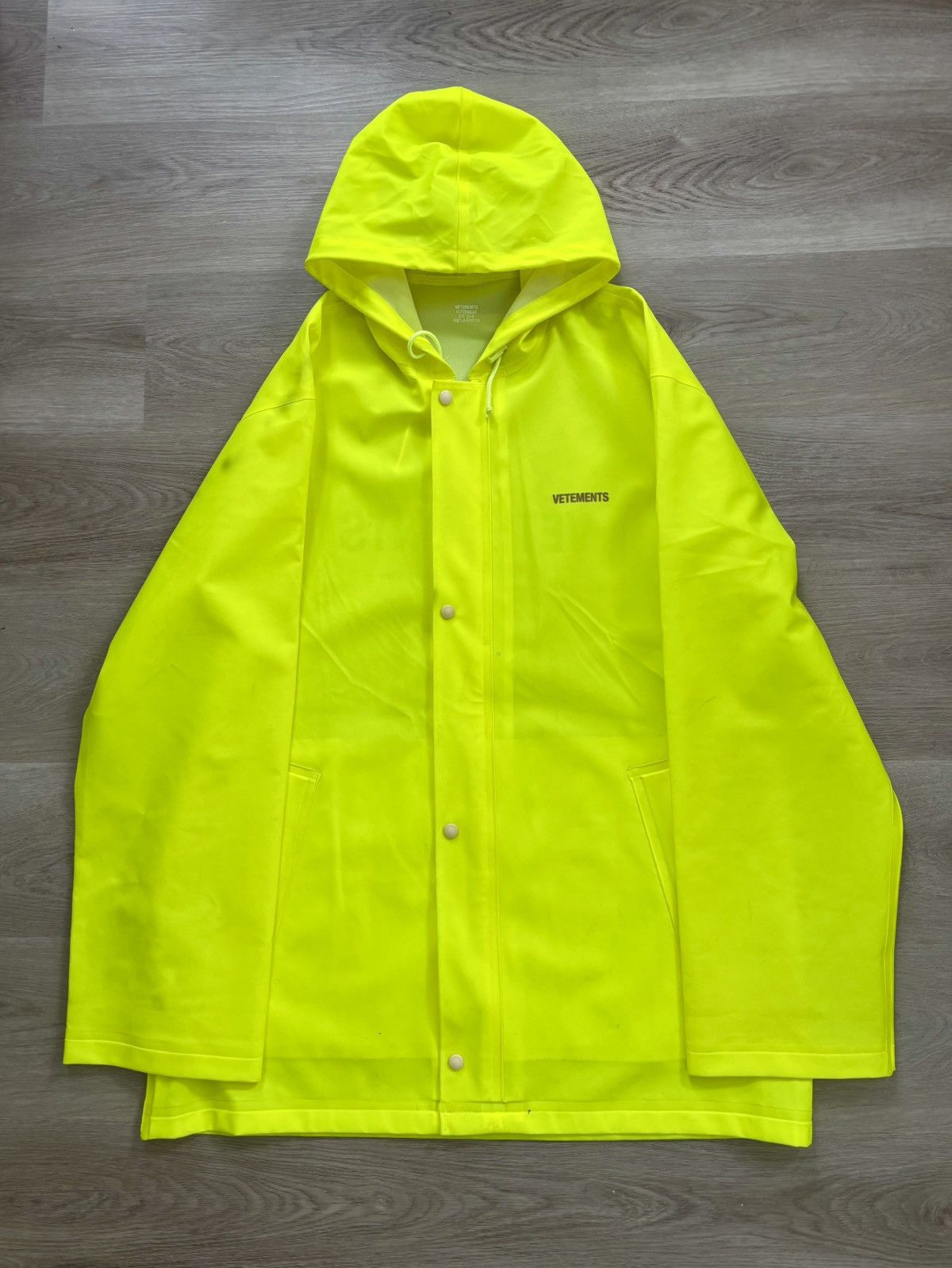 Vetements Vetements SS18 Logo Raincoat Size US M / EU 48-50 / 2 - 1 Thumbnail