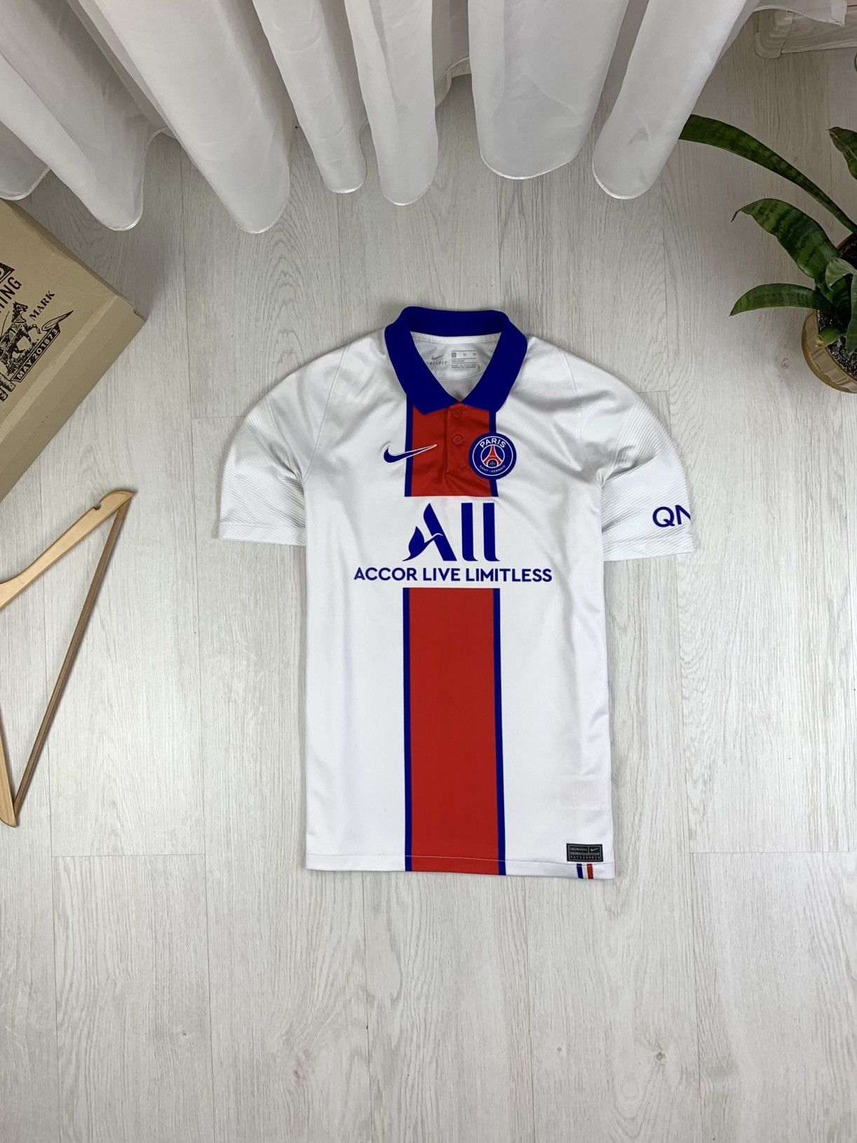 Vintage Nike PSG Paris-Saint Germain 2020/21 Away Shirt 13-15 Years Size US XS / EU 42 / 0 - 1 Thumbnail