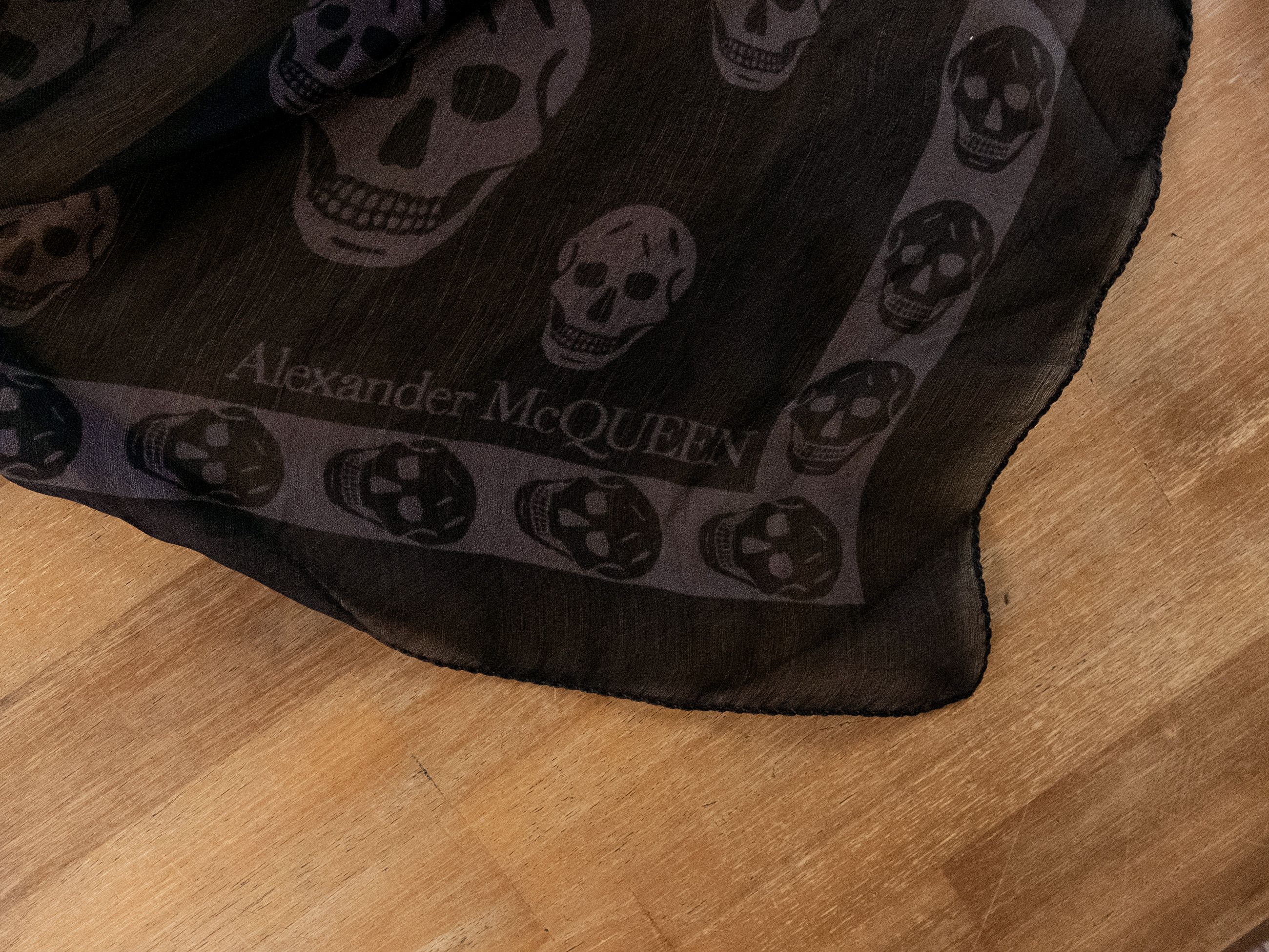 Alexander McQueen ALEXANDER MCQUEEN red & black skull motif stole scarf NWT q Size ONE SIZE - 5 Thumbnail