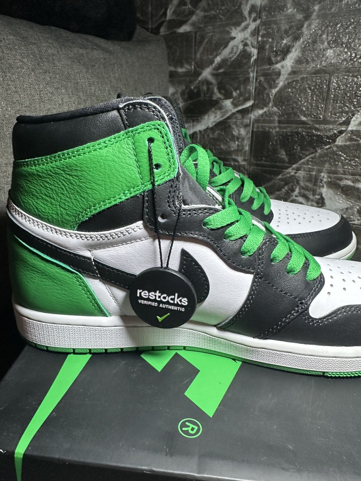 Jordan Brand × Nike Jordan 1 High OG Lucky Green Size US 9 / EU 42 - 6 Thumbnail