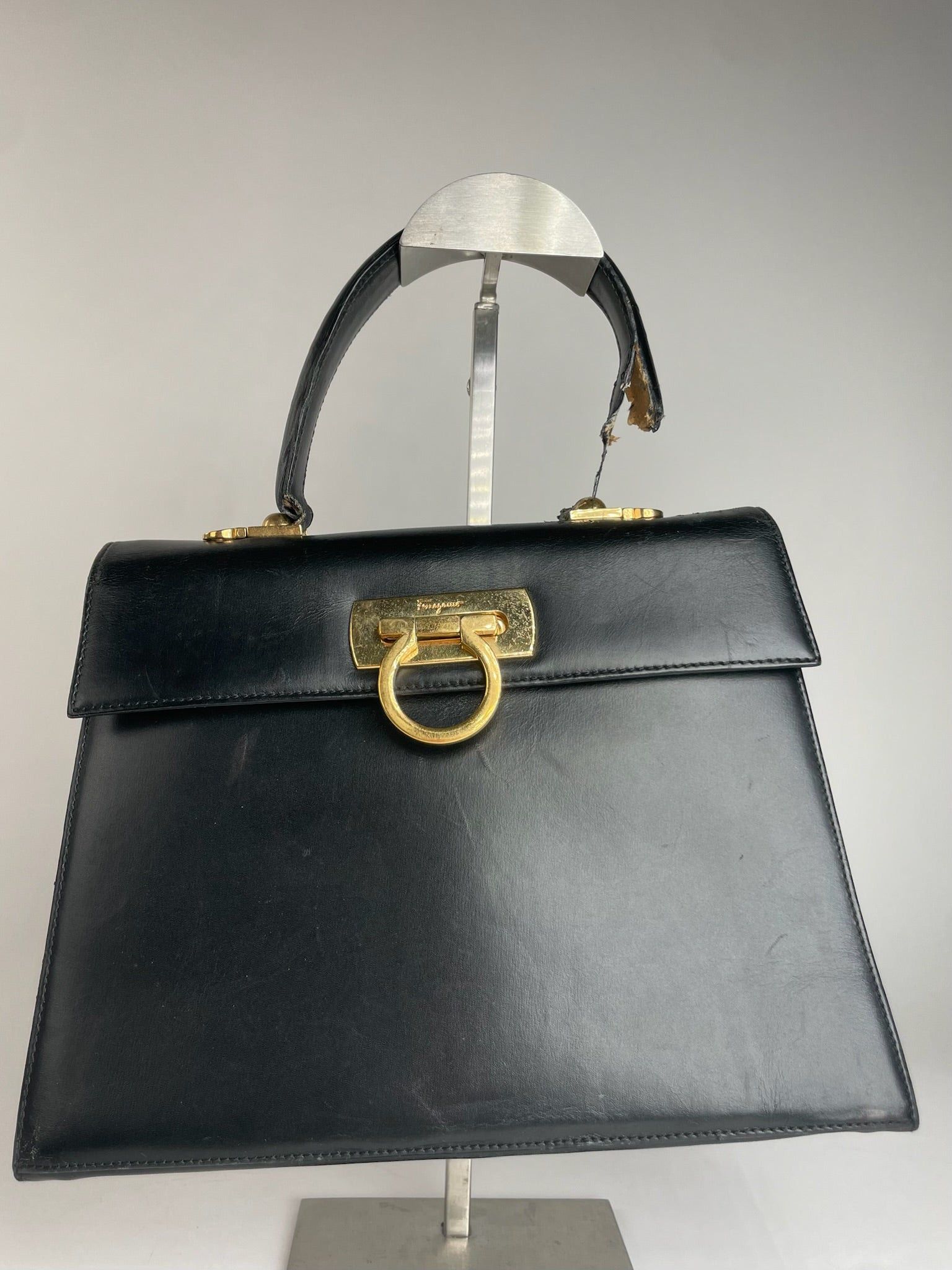 Salvatore Ferragamo Vintage Leather Handbag Black Size ONE SIZE - 1 Thumbnail