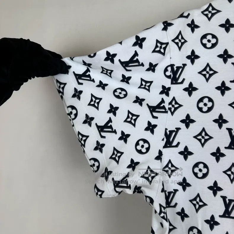 Louis Vuitton Louis Vuitton Black and white printed T-shirt Size US S / EU 44-46 / 1 - 8 Thumbnail