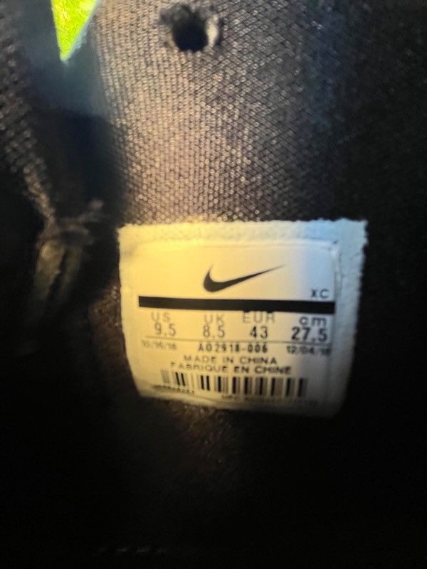 Nike Nike Kyrie Erving (Friends) Size US 10 / EU 43 - 11 Thumbnail