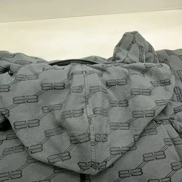 Balenciaga Balenciaga SS23 Printed Long Sleeve Jacket. Size US S / EU 44-46 / 1 - 2 Thumbnail