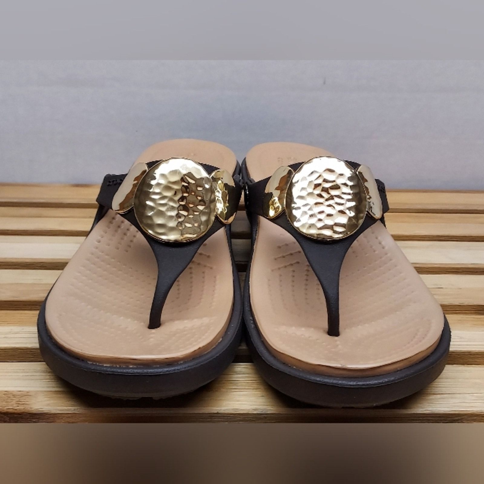 Crocs Crocs Womens Brown/Gold Sanrah Wedge Sandals Size 7 Size US 7 / IT 37 - 4 Thumbnail