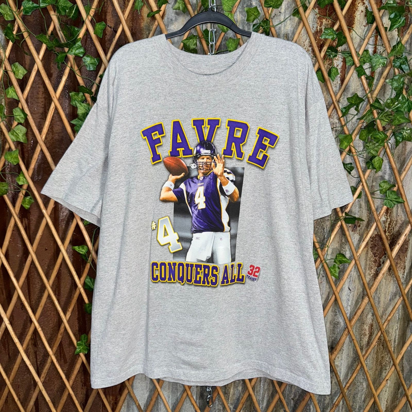 Reebok Vintage Y2K Brett Favre # 4 conquers all 32 teams t-shirt Size US XL / EU 56 / 4 - 1 Thumbnail