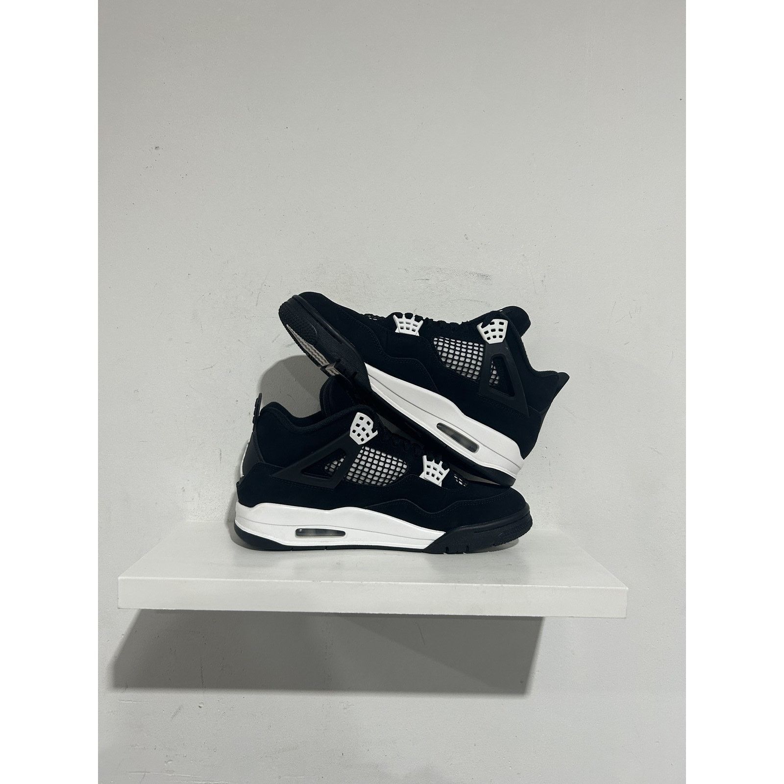 Nike JORDN 4 RETRO WHITE THUNDER SIZE 8.5 PREOWNED Size US 8.5 / EU 41-42 - 2 Thumbnail