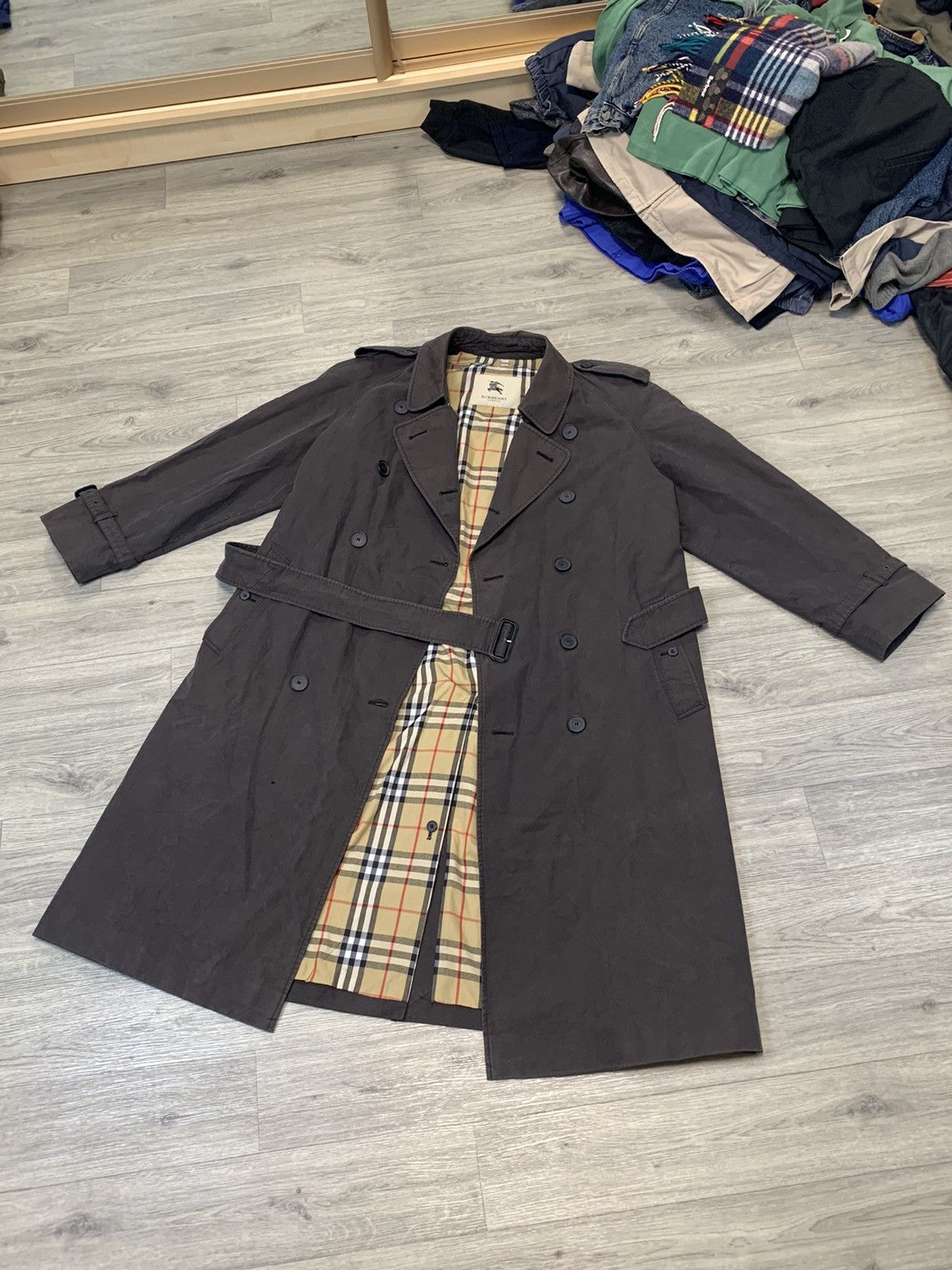 Burberry Burberry London Vintage Trench Coat Plaid Lining Size 50 Size US M / EU 48-50 / 2 - 1 Thumbnail