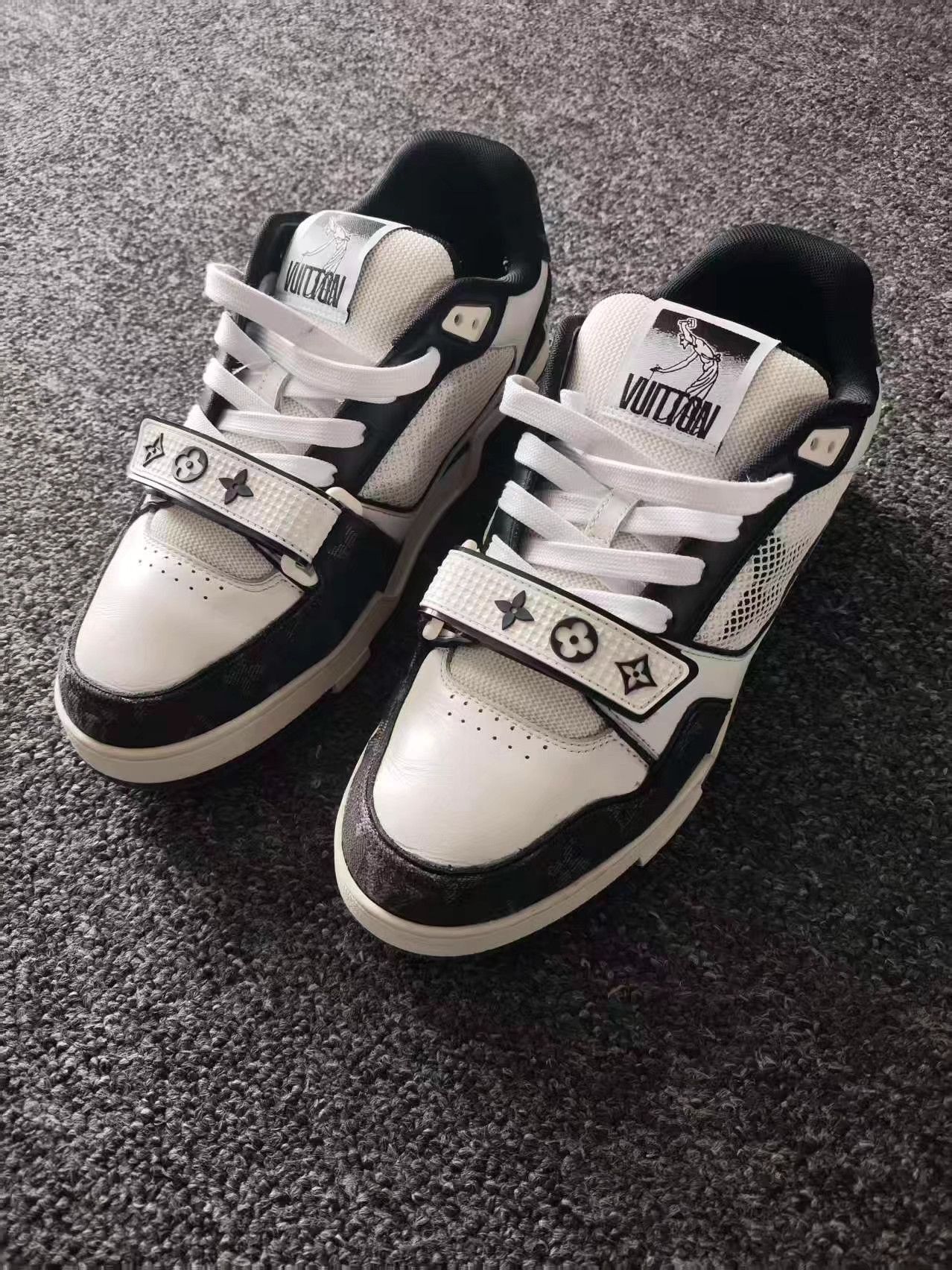 Louis Vuitton Black and White Low Top Sneakers Size 7 Size US 7 / EU 40 - 1 Thumbnail
