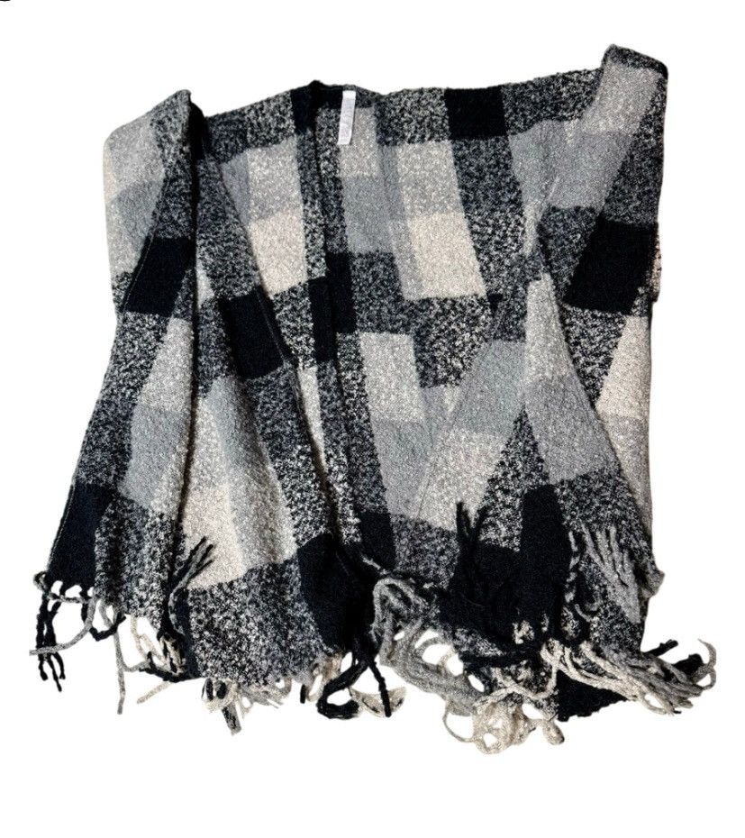 Other Cozy Plaid Fringe Poncho / Wrap / Shawl Black, Gray & Cream Size ONE SIZE - 4 Thumbnail