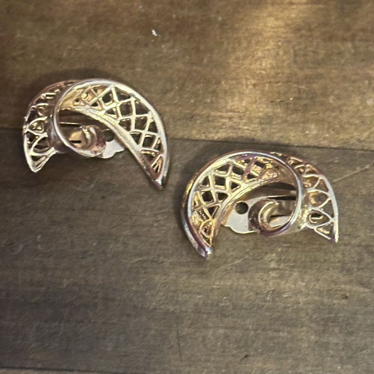 Vintage Vintage swirly filigree crescent clip on earrings Size ONE SIZE - 6 Thumbnail