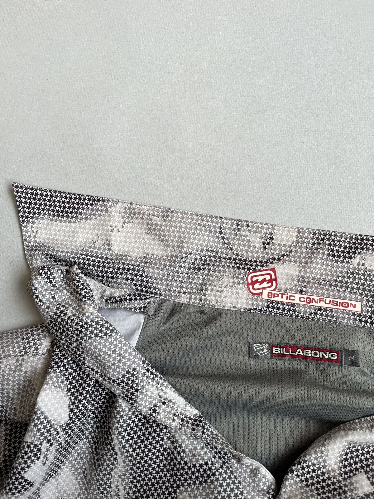 Billabong Vintage 90s Billabong Optic Confusion Monogram Girl Shirt Size US M / EU 48-50 / 2 - 7 Thumbnail