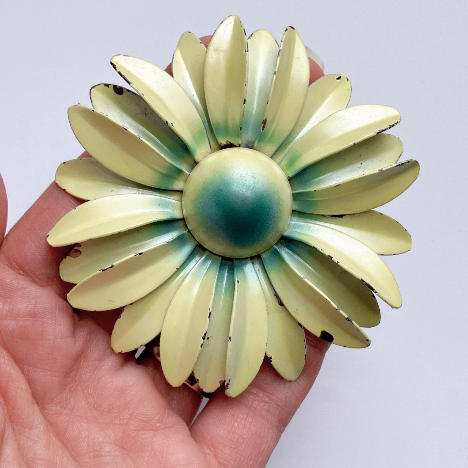 Vintage VTG 1960s Mod Cream Yellow Enamel Daisy Flower Power Brooch Size ONE SIZE - 2 Thumbnail