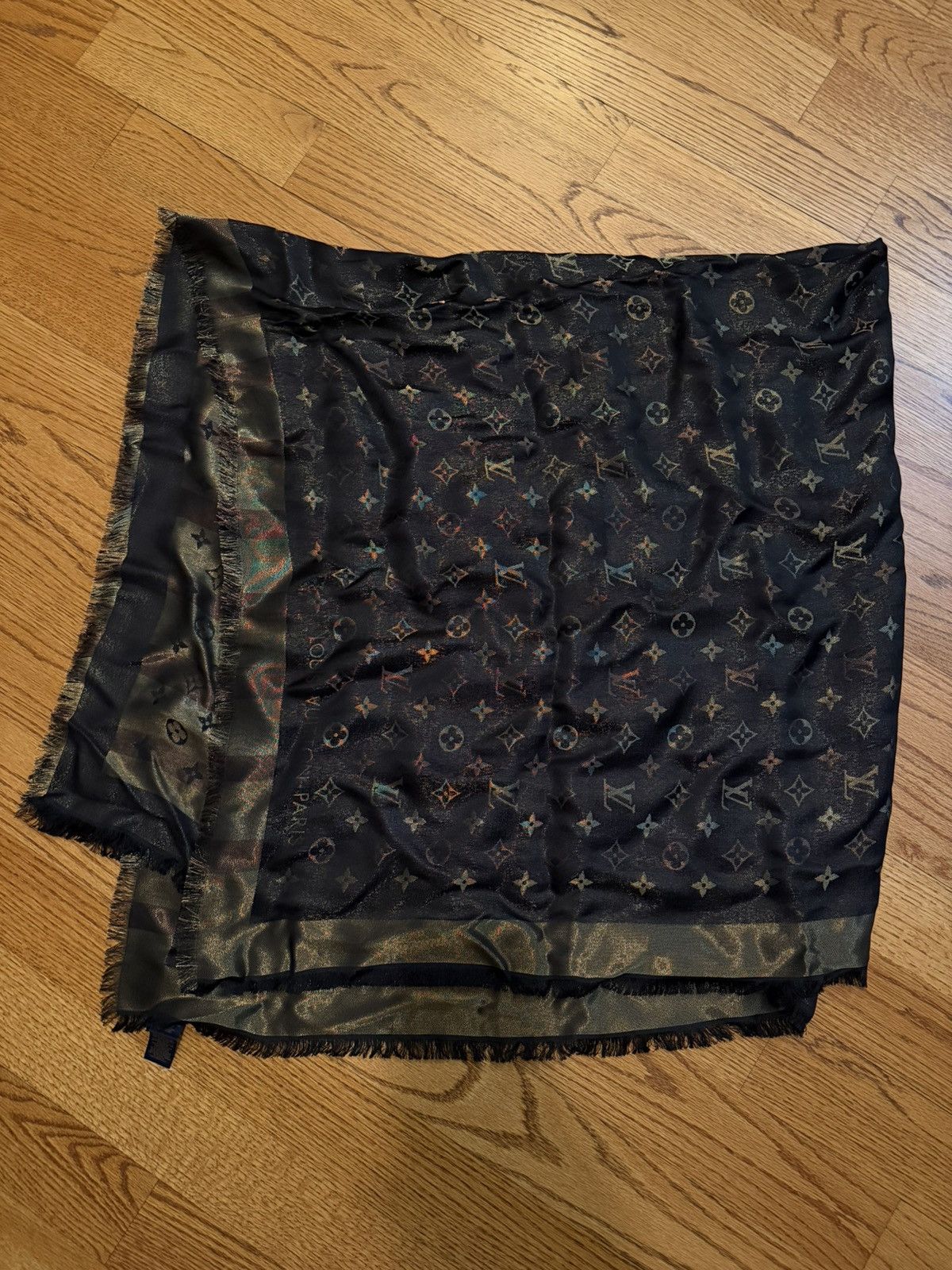 Louis Vuitton ***RARE LOUIS VUITTON SO SHINE MONOGRAM SCARF Size ONE SIZE - 2 Thumbnail