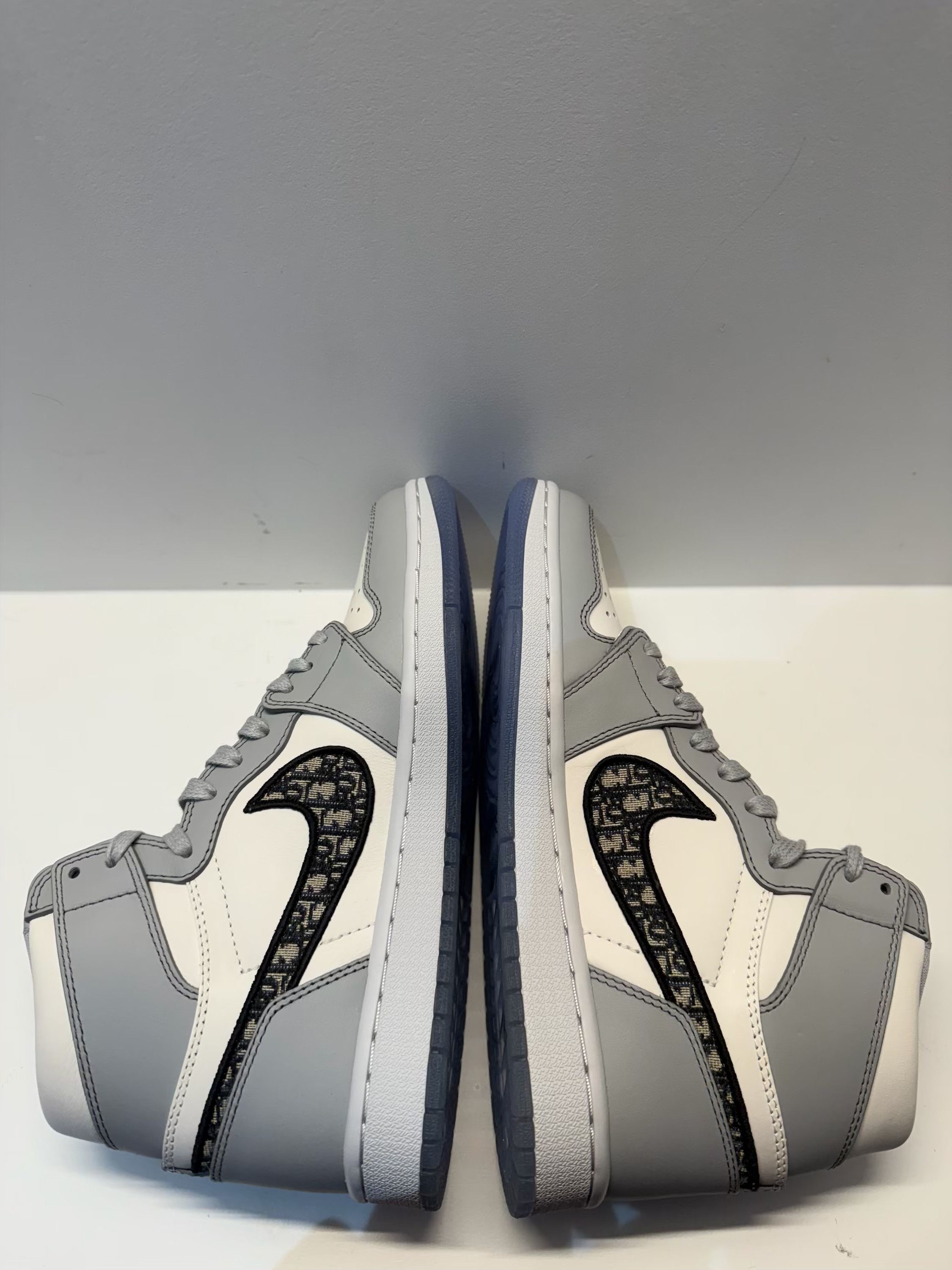 Dior × Jordan Brand Jordan x Dior Air Jordan 1 Retro High Top Sneaker BNIB Size US 6.5 / EU 39-40 - 11 Thumbnail