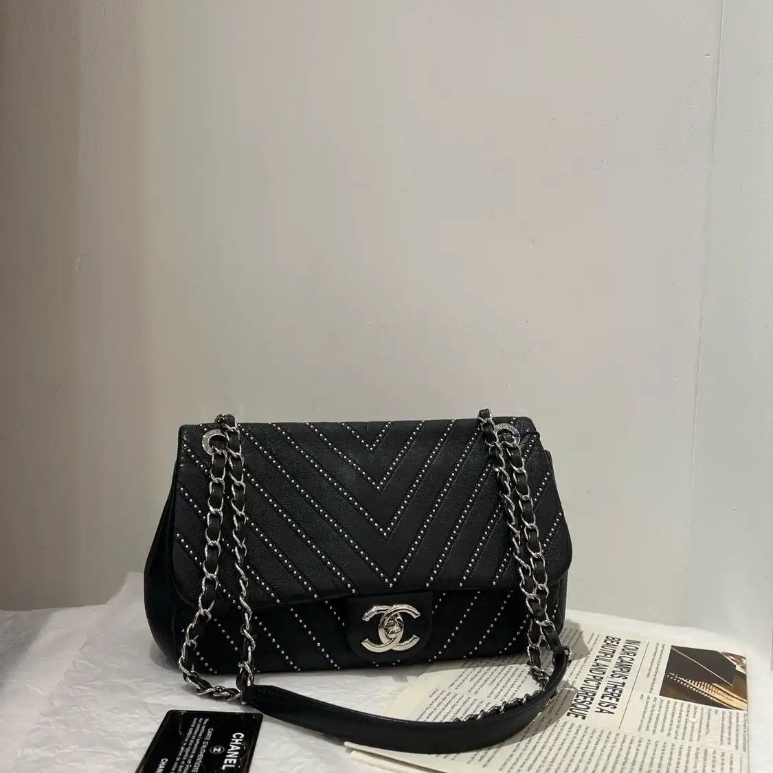 Chanel CHANEL CLASSIC FLAP Medium black cowhide leather Vstud flap bag chain bag crossb Size ONE SIZE - 1 Thumbnail