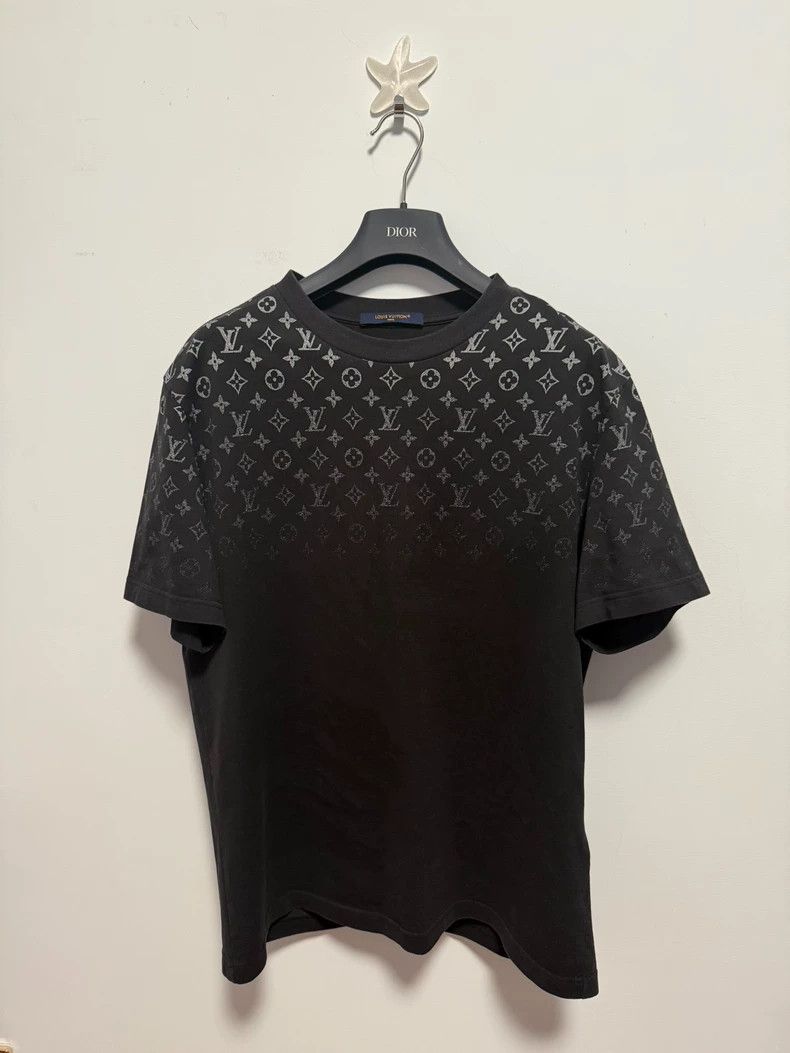 Louis Vuitton Louis Vuitton Black gradient logo short sleeve 2502-Nextarr Size US XL / EU 56 / 4 - 1 Thumbnail