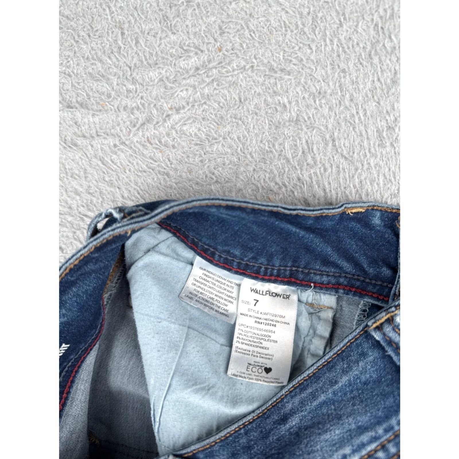 Vintage Wallflower Jeans Juniors 3 Blue Denim The Ultra Fit Capri Rolled Hem Mid 26x23 Denim Capri Jeans Women’s Regular Blue 26x23 3" Size 26" / US 2 / IT 38 - 7 Thumbnail