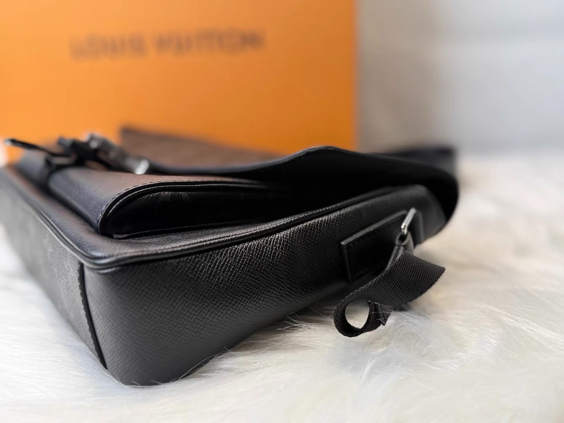 Louis Vuitton Lv Black Monogram Single-Button Messenger Bag K36 Size ONE SIZE - 5 Thumbnail