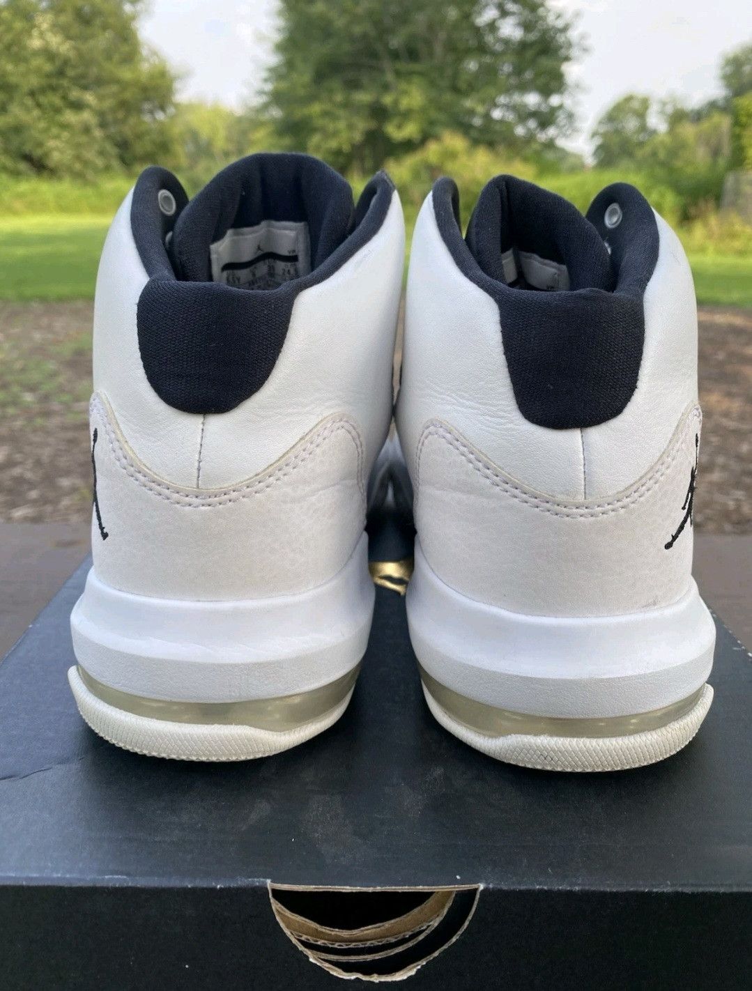 Jordan Brand Nike Air Jordan Max Aura GS White Black AQ9214100 Size 6.5 Size US 6.5 / EU 39-40 - 5 Thumbnail