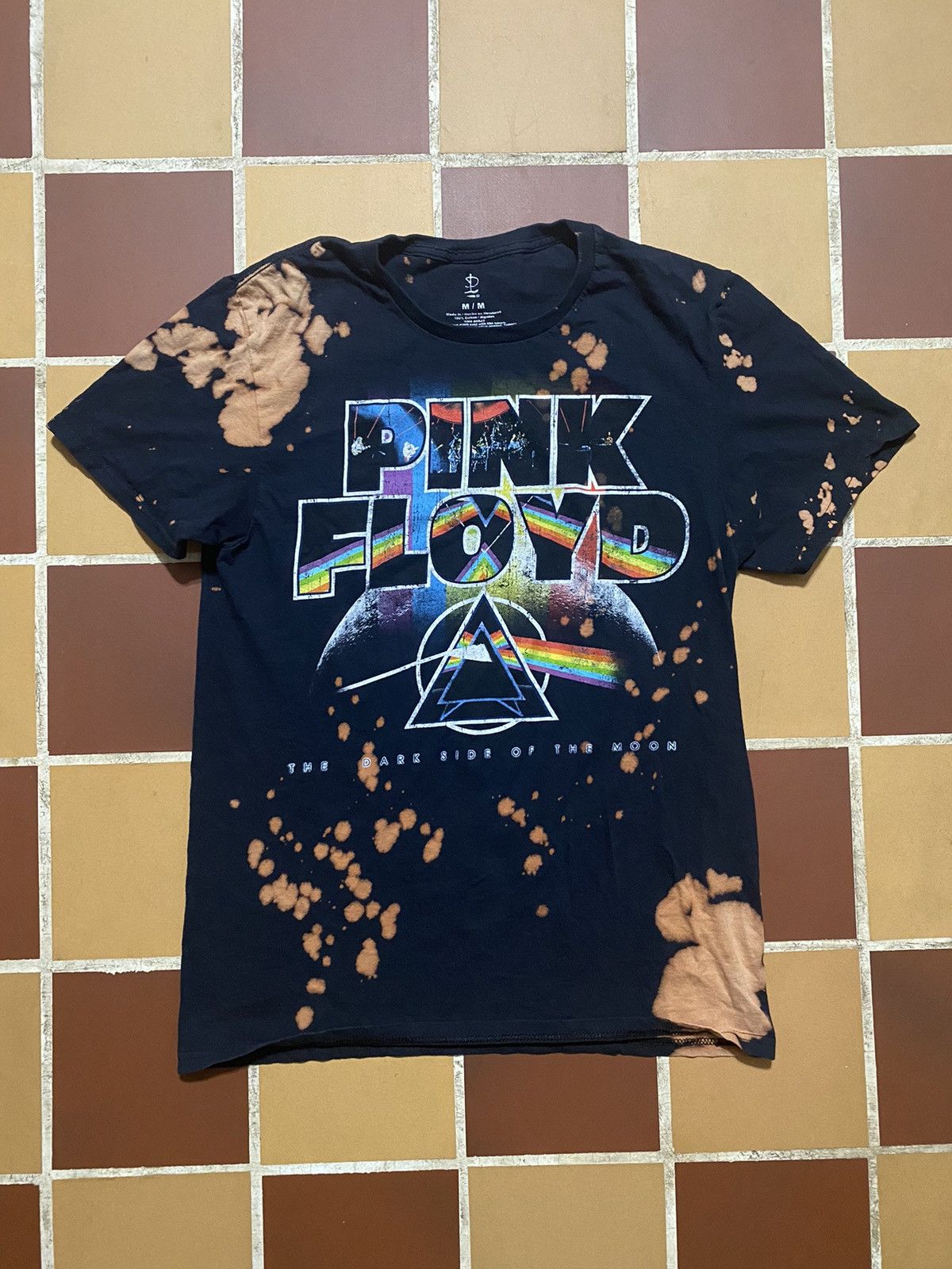 Vintage Vintage Pink Floyd Dark Side Of The Moon Bleached shirt Size US M / EU 48-50 / 2 - 1 Thumbnail