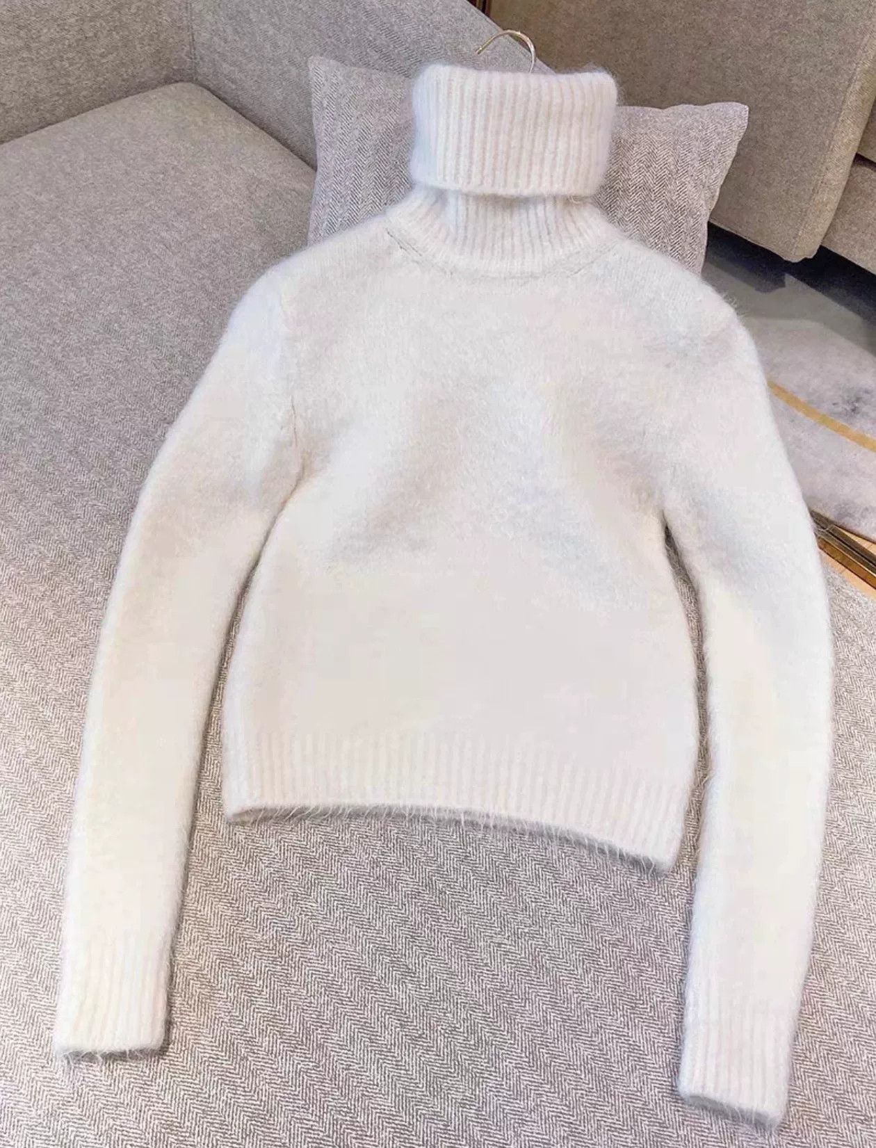 Saint Laurent Paris Saint Laurent White Fuzzy Turtleneck Sweater Size XS / US 0-2 / IT 36-38 - 1 Thumbnail