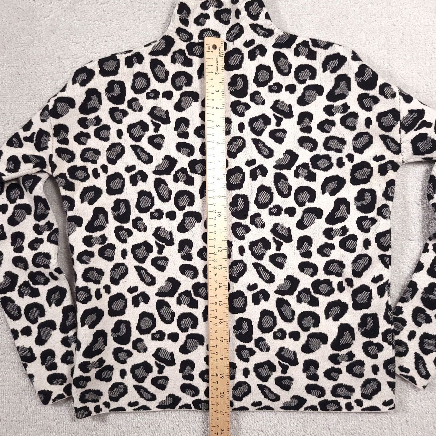 Vintage Tahari Leopard Print Mock Neck Sweater Womens Small White Black Stretch Pullover Knit Vintage? No (remove question) Size S / US 4 / IT 40 - 6 Thumbnail