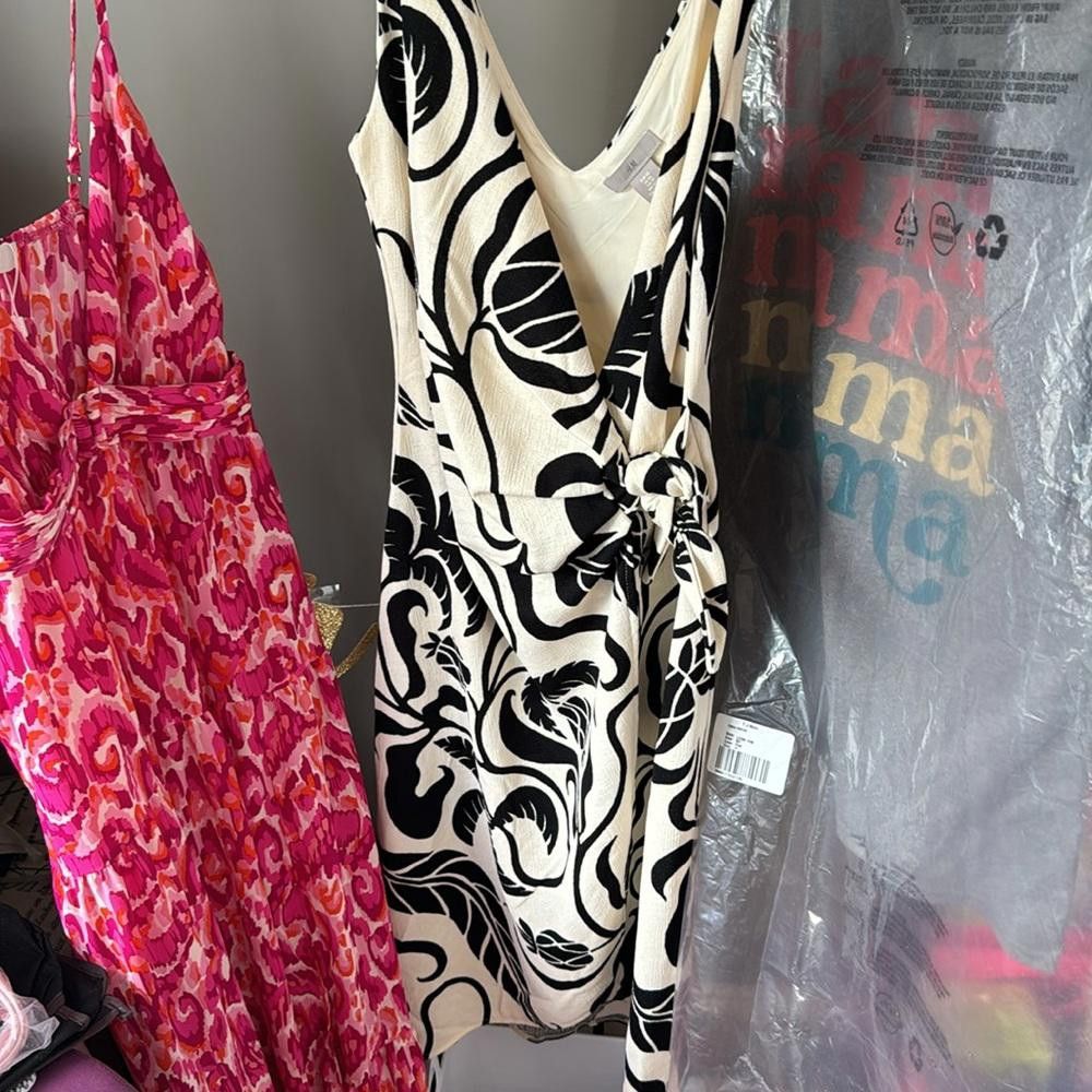 H&M H and M Textured wrap dress in palm print Size XS / US 0-2 / IT 36-38 - 2 Thumbnail