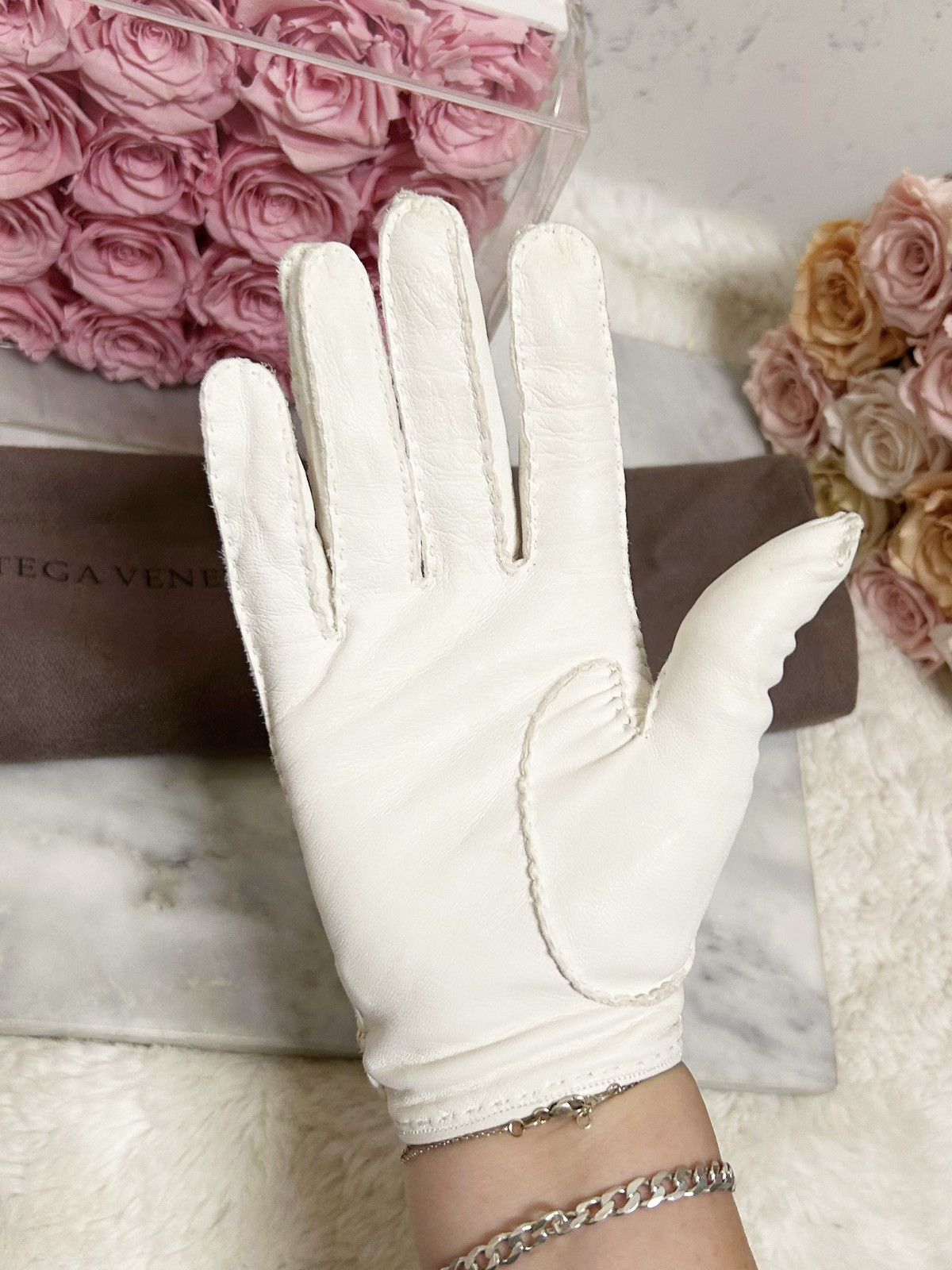 Bottega Veneta Authentic Bottega Veneta White Lambskin Driving Gloves Size ONE SIZE - 8 Thumbnail