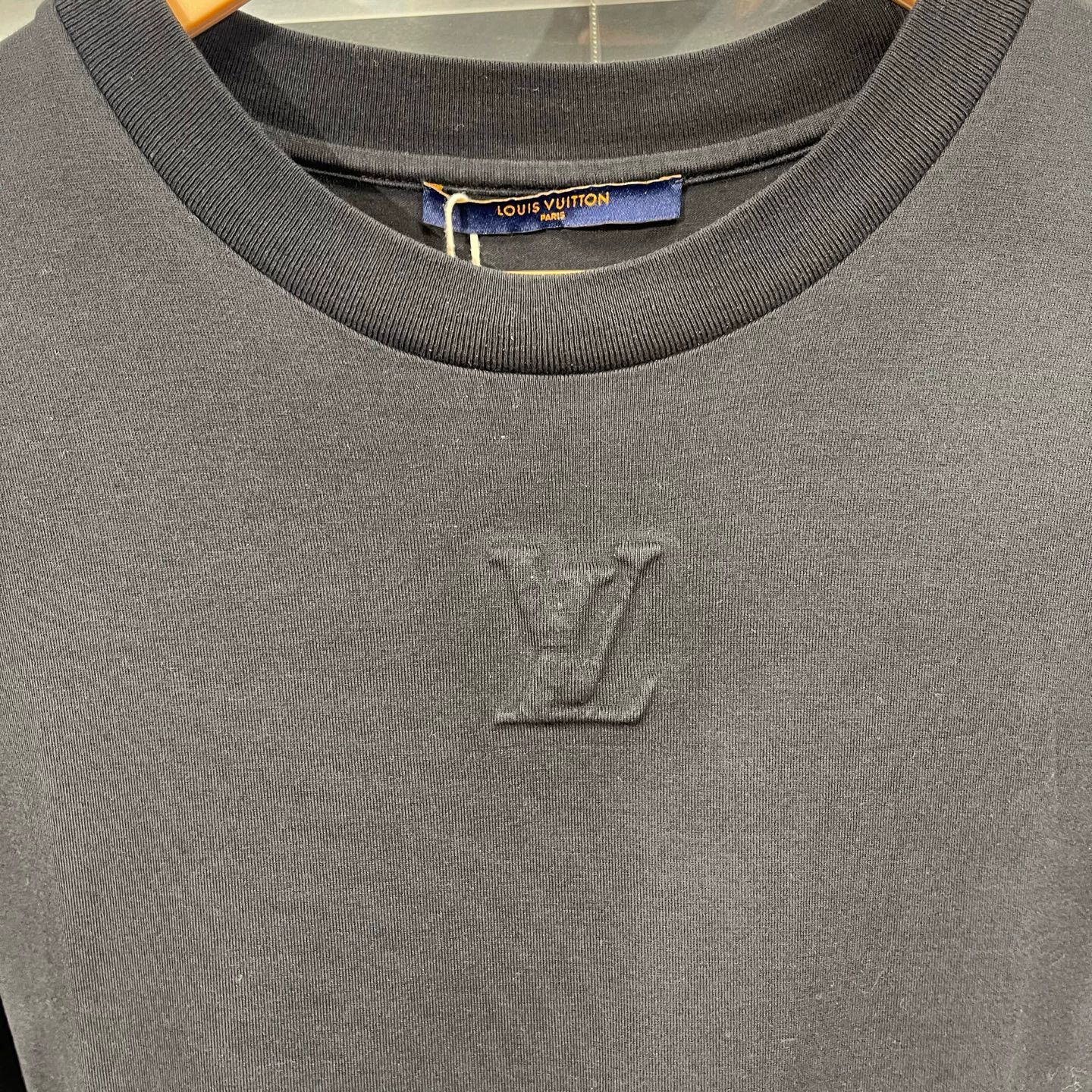 Louis Vuitton LV Black Embossed Logo M T-shirt Size US M / EU 48-50 / 2 - 4 Thumbnail