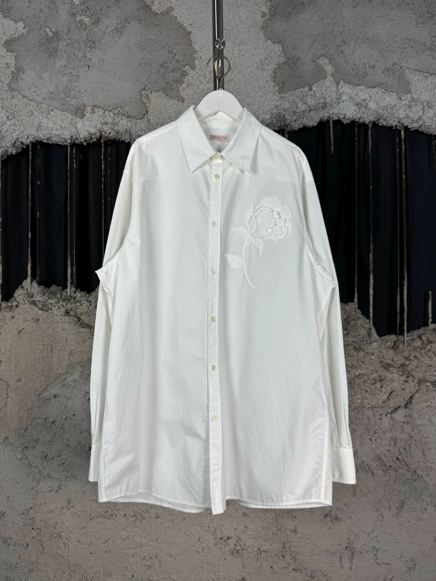 Valentino Valentino White Rose Shirt 40 Size US M / EU 48-50 / 2 - 1 Thumbnail