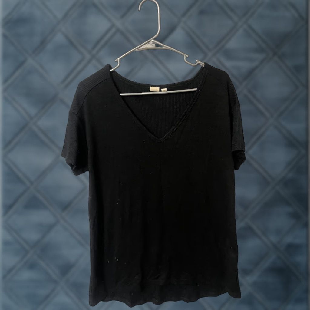 Gap VINTAGE Gap T Shirt Womens Small Black Solid V Neck Cotton Solid Size S / US 4 / IT 40 - 1 Thumbnail