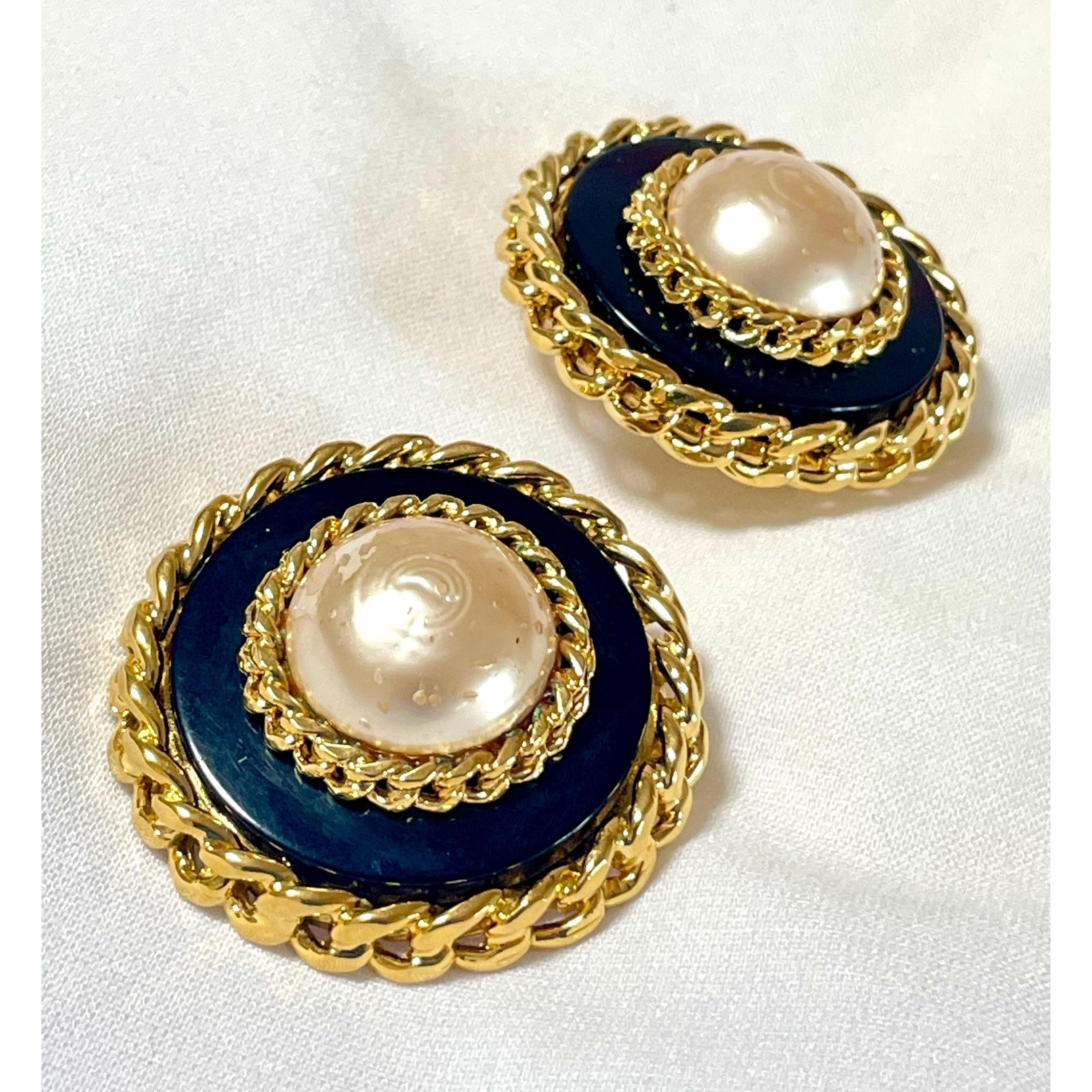 Chanel Vintage CHANEL large earrings with chain frames and pearls Size ONE SIZE - 9 Thumbnail