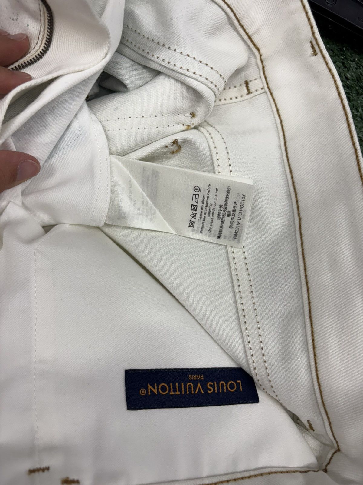 Louis Vuitton Louis Vuitton LV Spray Denim Pants White Blue Jeans Size 38 Size US 38 / EU 54 - 5 Thumbnail