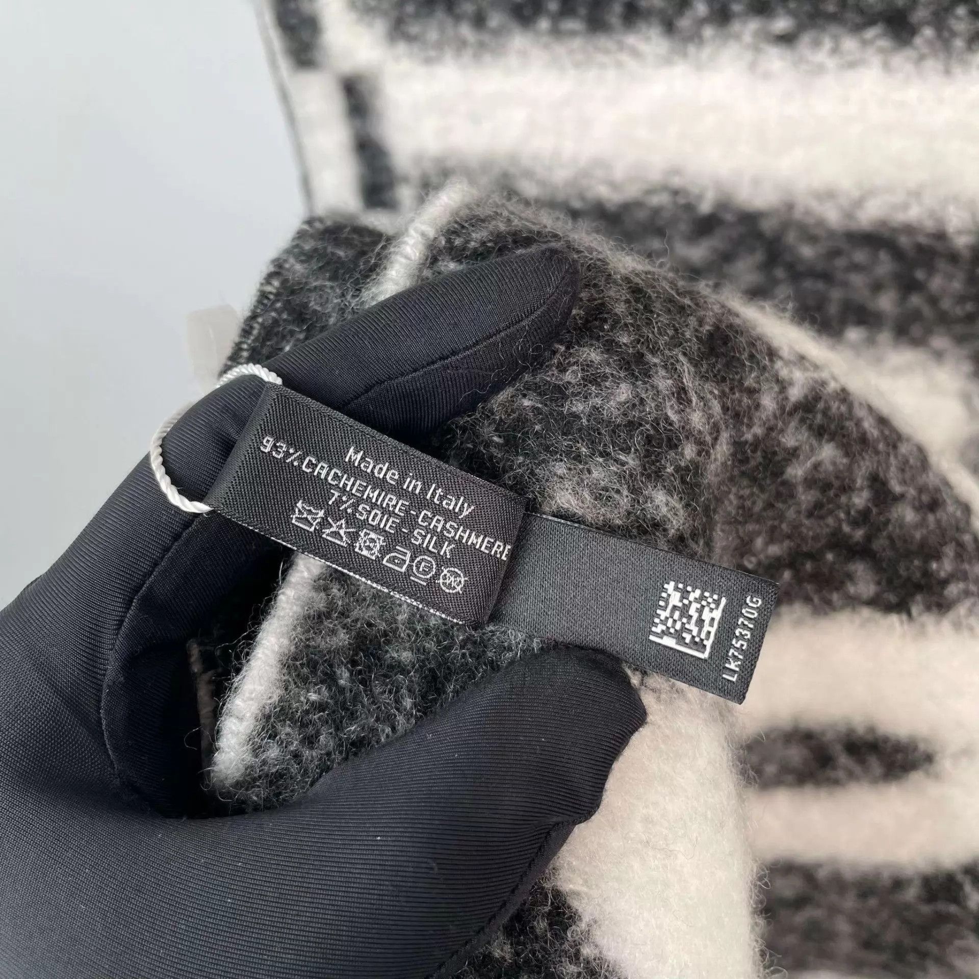 Chanel Chanel Large Logo Scarf 98 New Size ONE SIZE - 7 Thumbnail