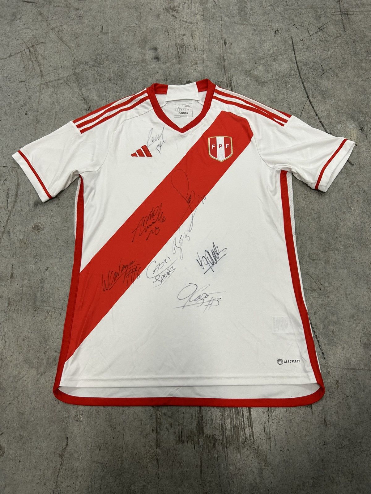 Adidas Adidas Peru national football team home jersey SIGNED Size US L / EU 52-54 / 3 - 1 Thumbnail