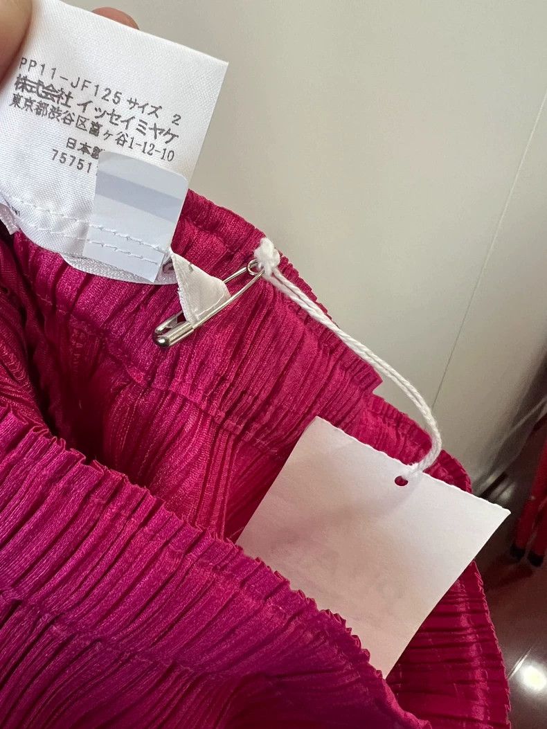 Issey Miyake Issey Miyake size:2 Rose-red pleated trousers Size 22" - 2 Thumbnail
