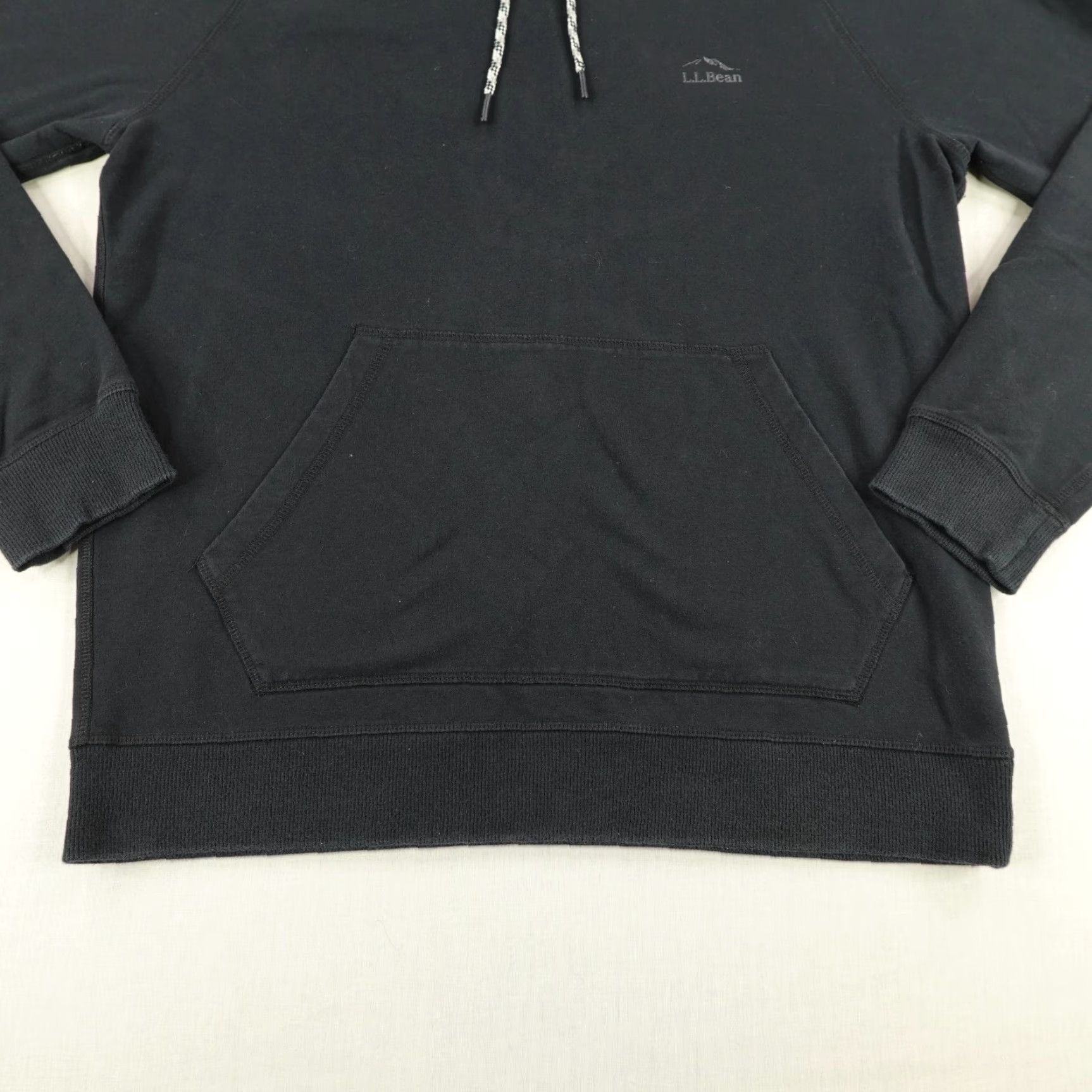 Vintage LL Bean Hoodie Mens Medium Black Pullover Sweatshirt Hooded Pockets Stretch Outdoor 90s? (adjust missing decade) Size US M / EU 48-50 / 2 - 4 Thumbnail