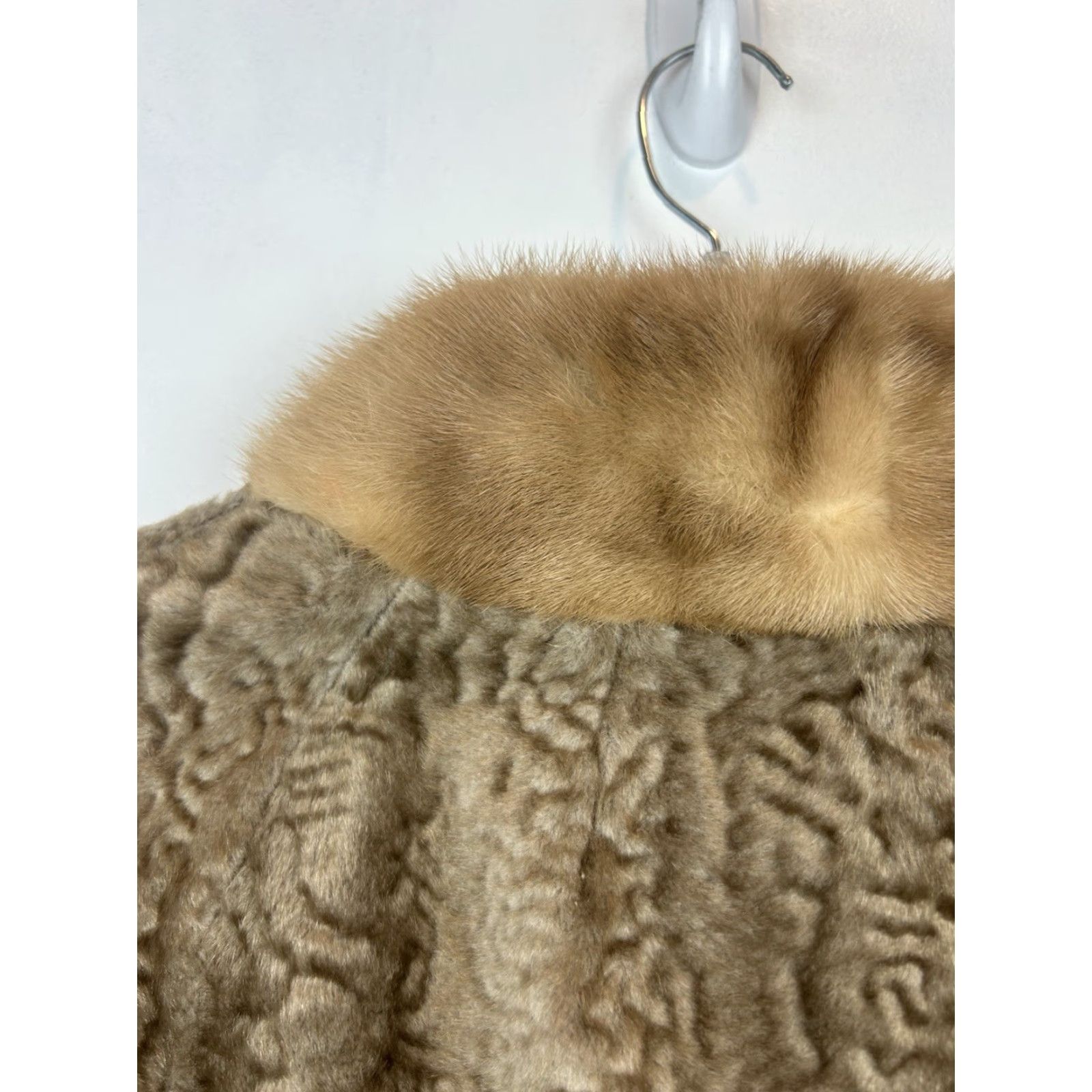 Vintage VINTAGE Bacara Coat Women Faux Fur Beige Mink Collar Cuffs 60s Overcoat Medium Winter Party/Cocktail Formal Satin Lining Button Size M / US 6-8 / IT 42-44 - 6 Thumbnail