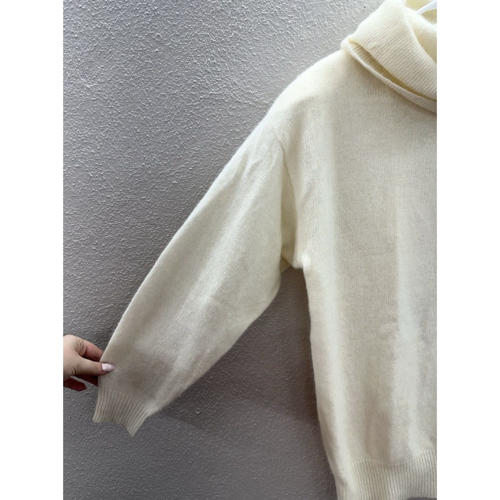 Vintage VINTAGE Wainscoll Womens Sweater Size Medium Cream Long Sleeve Turtleneck Knit Size M / US 6-8 / IT 42-44 - 2 Thumbnail