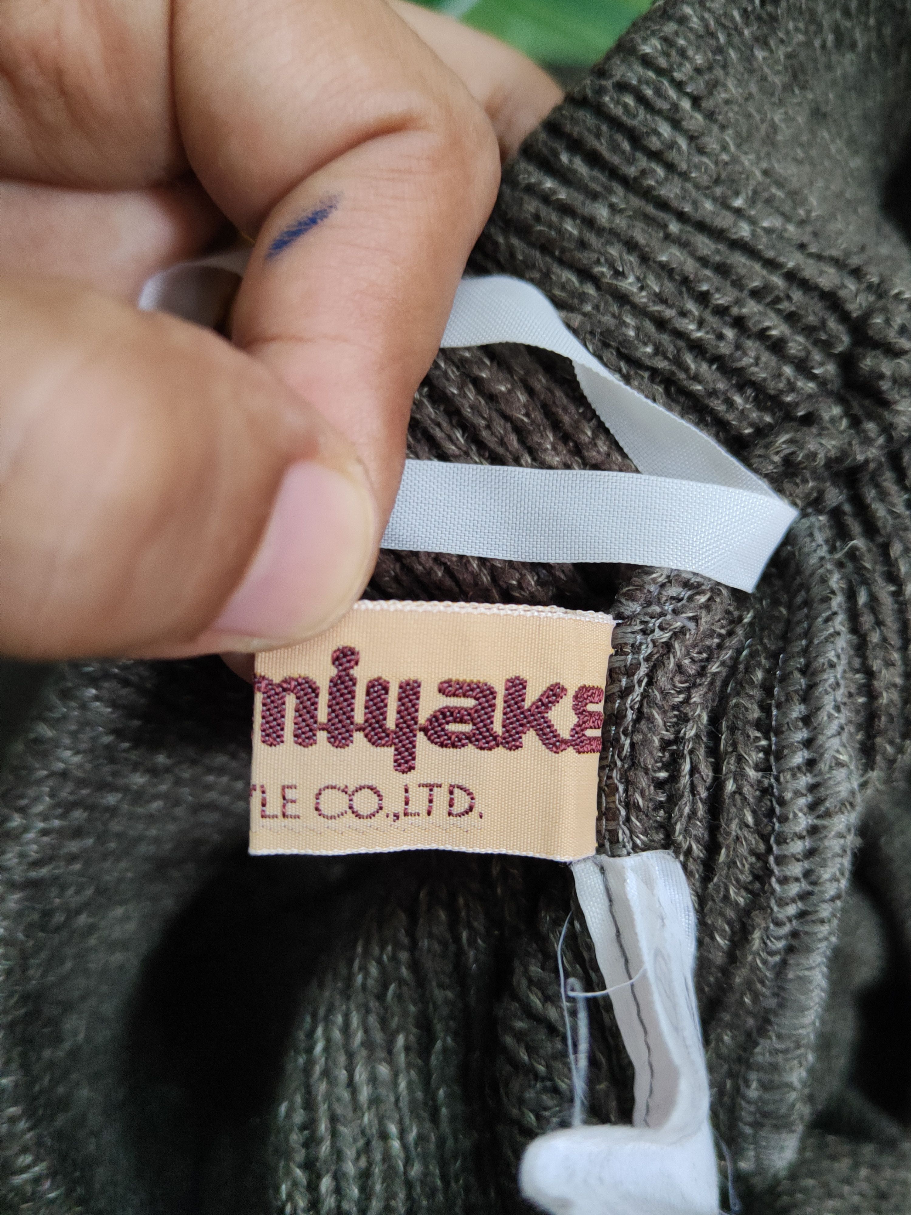 Issey Miyake DL Issey Miyake Olive Knitwear Midi Skirts #W1778 Size 28" / US 6 / IT 42 - 9 Thumbnail